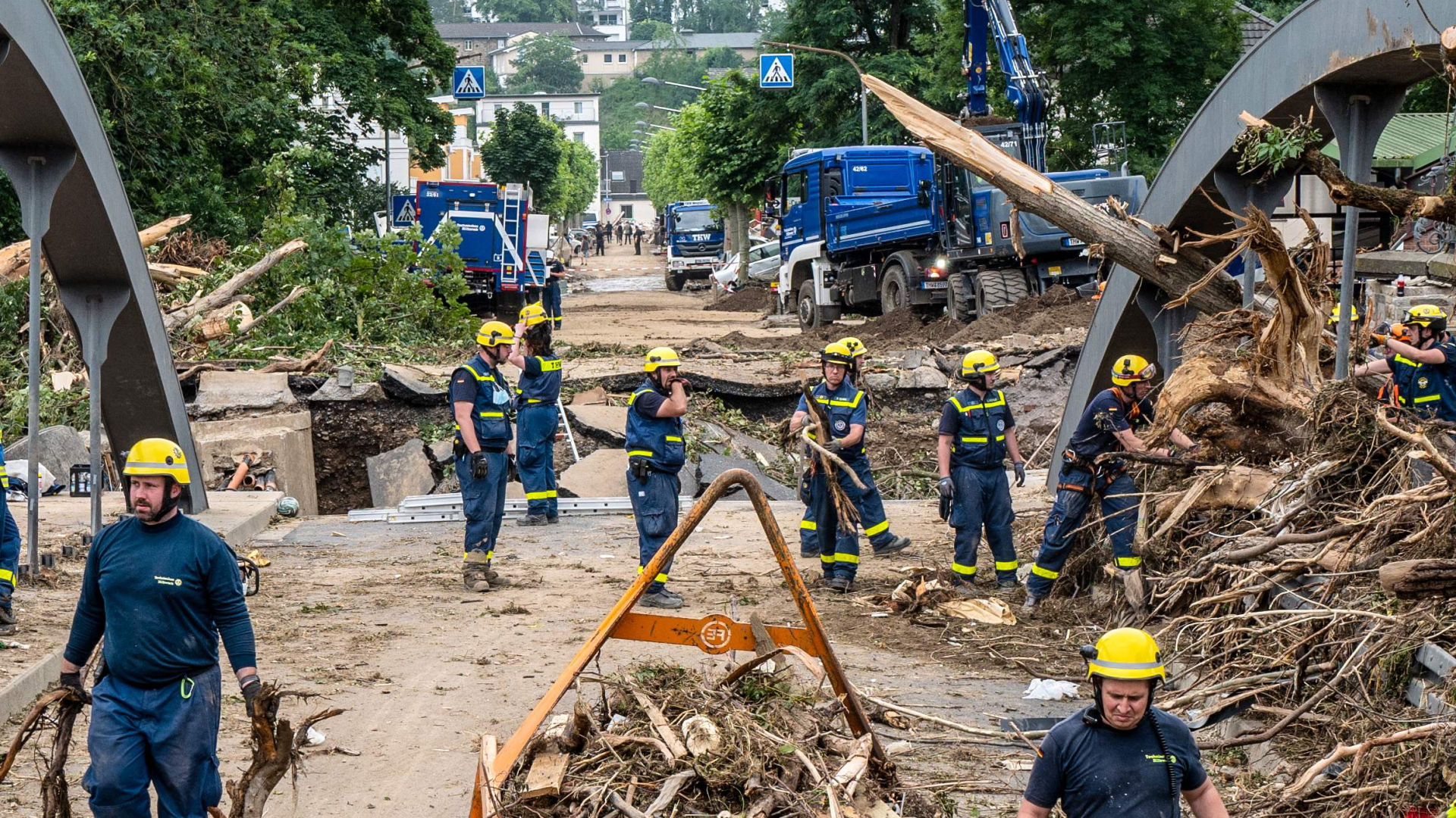 THW-Helfer auf einer zerstörten Brücke in Bad Neuenahr-Ahrweiler (Foto vom 19. Juli 2021) | AFP