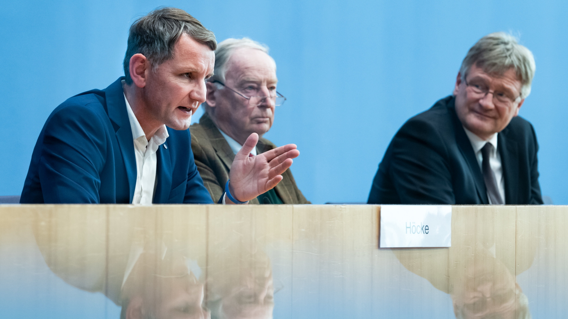 Jörg Meuthen (r) und Alexander Gauland (M) geben zusammen mit Björn Höcke, AfD-Fraktionschef in Thüringen, eine Pressekonferenz über den Ausgang der Landtagswahl in Thüringen in der Bundespressekonferenz (28.10.2019) | dpa