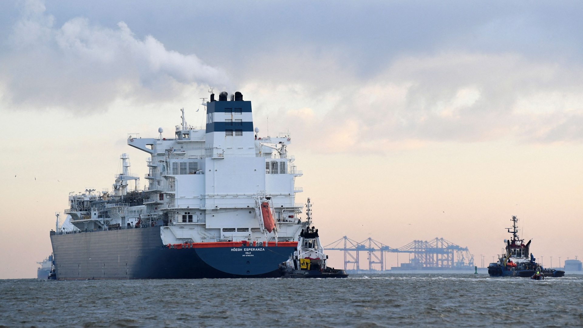 Ein Schlepper bringt das LNG-Terminal-Schiff "Höegh Esperanza" zum Anlegeplatz in Wilhelmshaven. | AFP