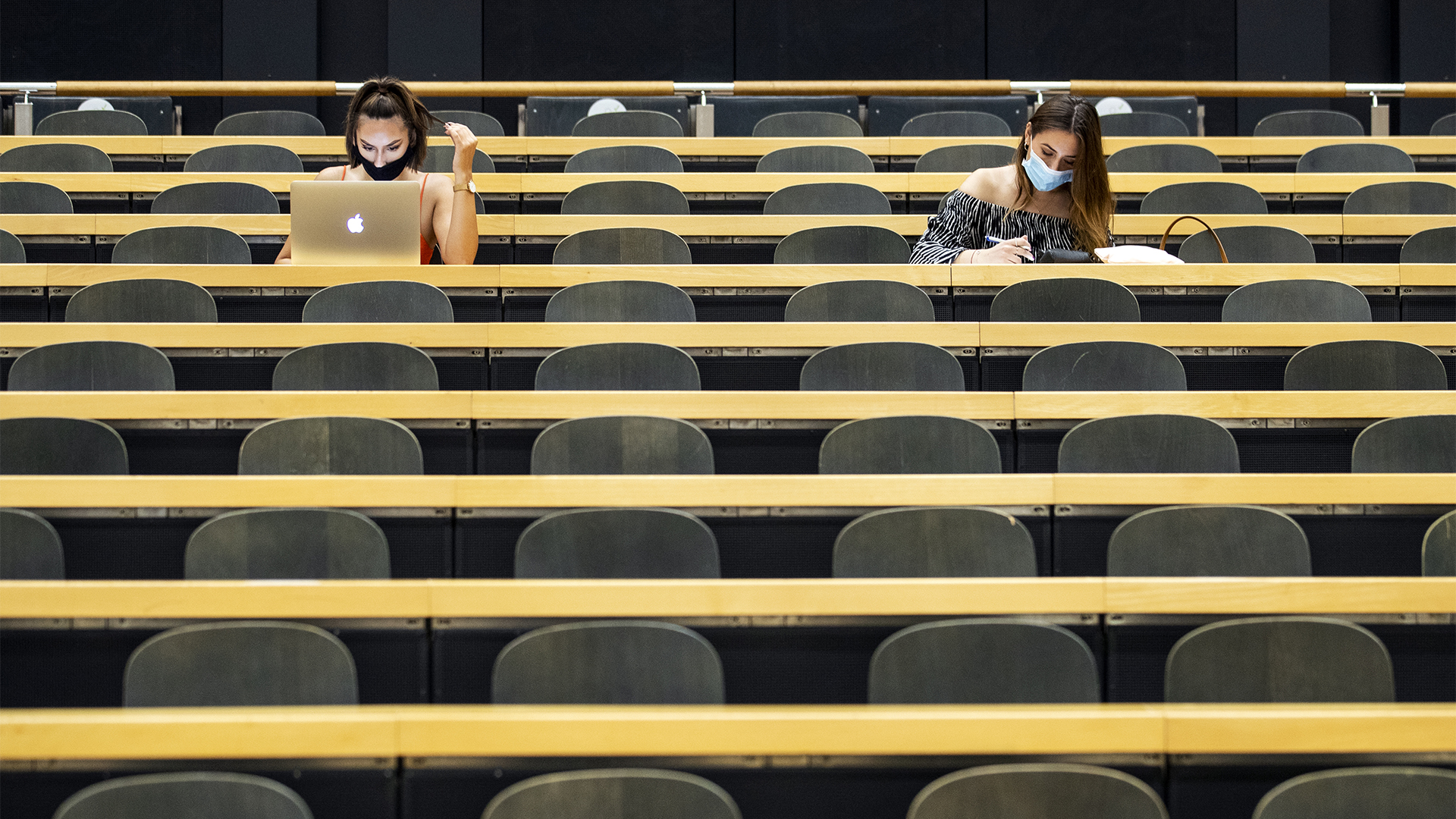 Studentinnen sitzen im Hörsaal und arbeiten. | picture alliance/dpa/KEYSTONE