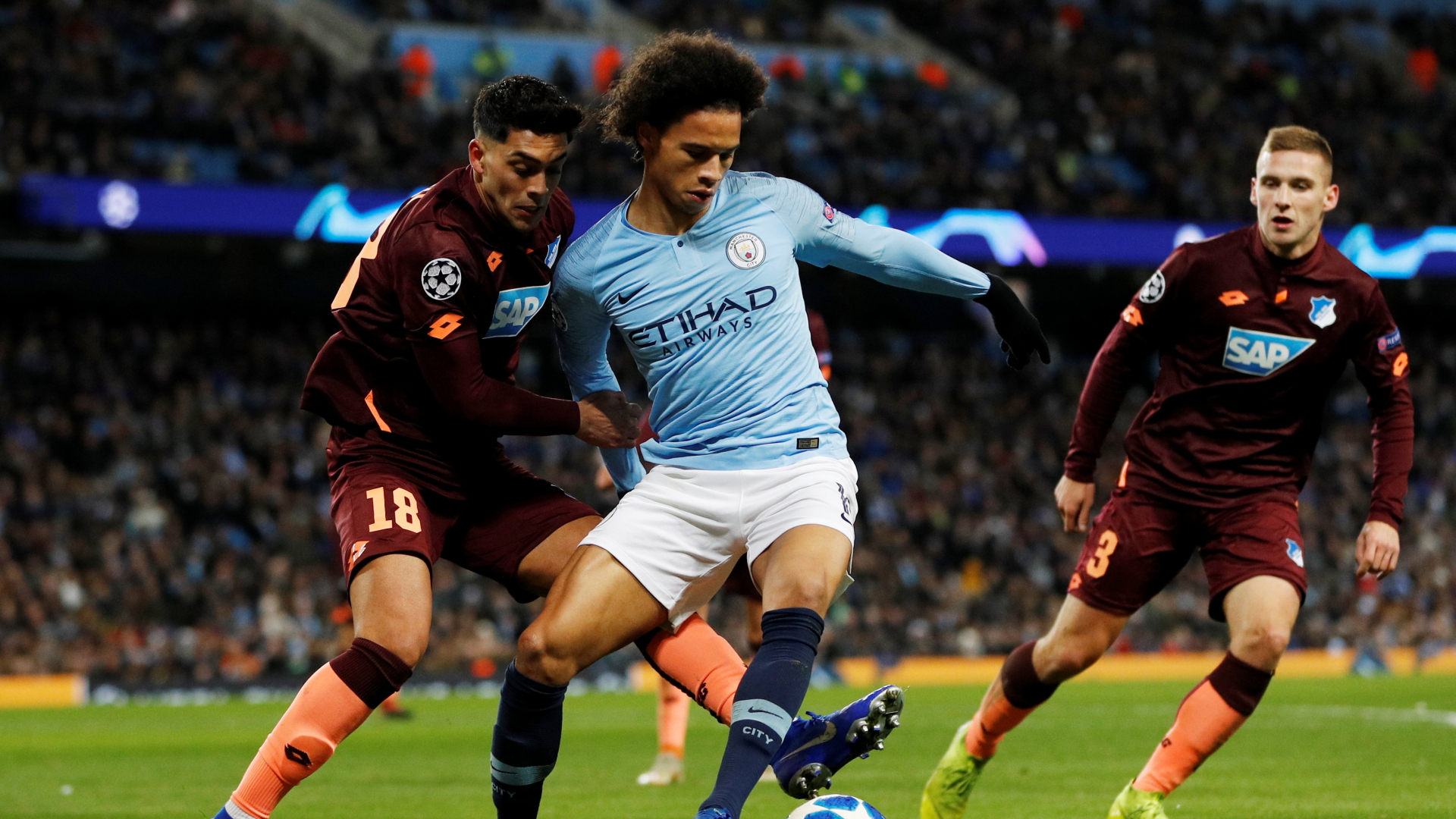 Manchester City's Leroy Sane kämpft mit Hoffenheims Nadiem Amiri  um den Ball.  | Bildquelle: REUTERS