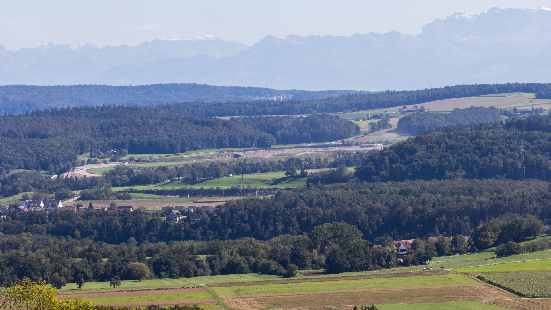 Der ungefähre Standort eines schweizer Endlagers für Atommüll ist vom Gebiet der deutschen Gemeinde Hohentengen aus zu sehen.  | dpa