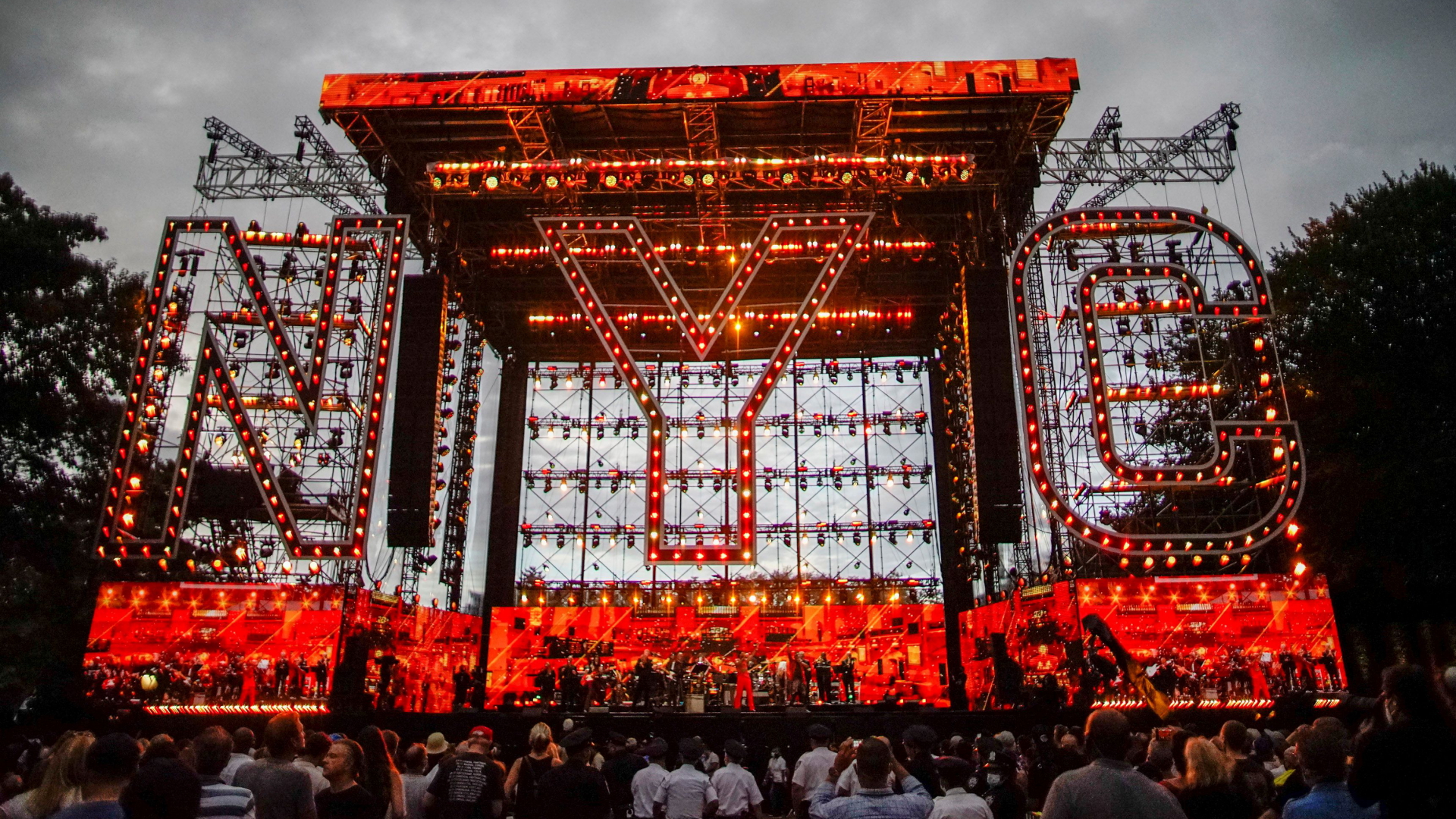 Hell erleuchtet Bühne des "We love NCY: Homecoming Concert" im Central Park vor wolkenvergangenem Himmel. | REUTERS