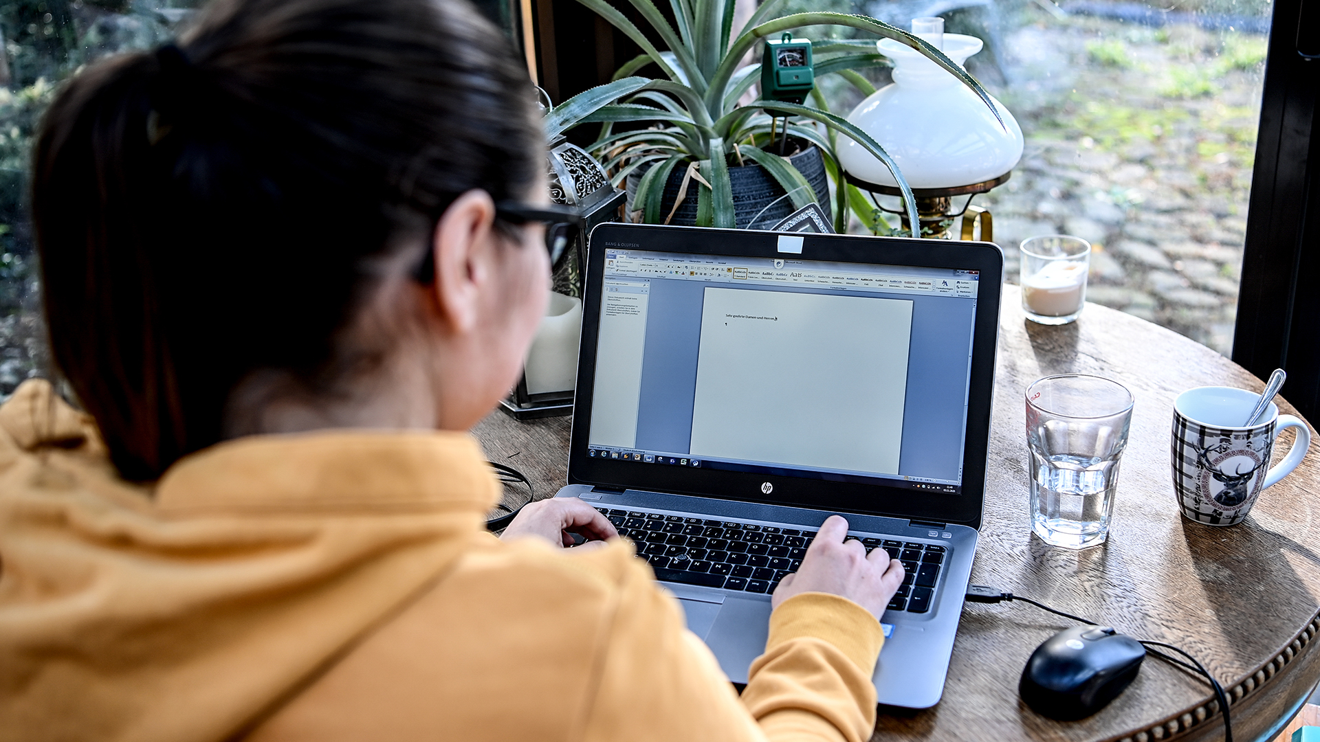 Eine Frau arbeitet im Homeoffice an einem Laptop. | dpa