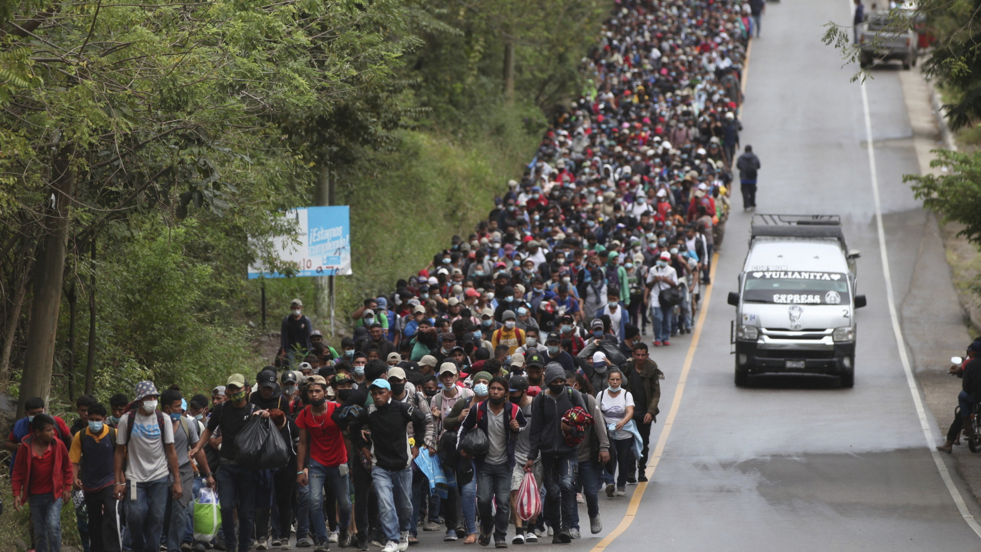 Migranten aus Honduras gehen eine Straße in Chiquimula, Guatemala, entlang. | AP