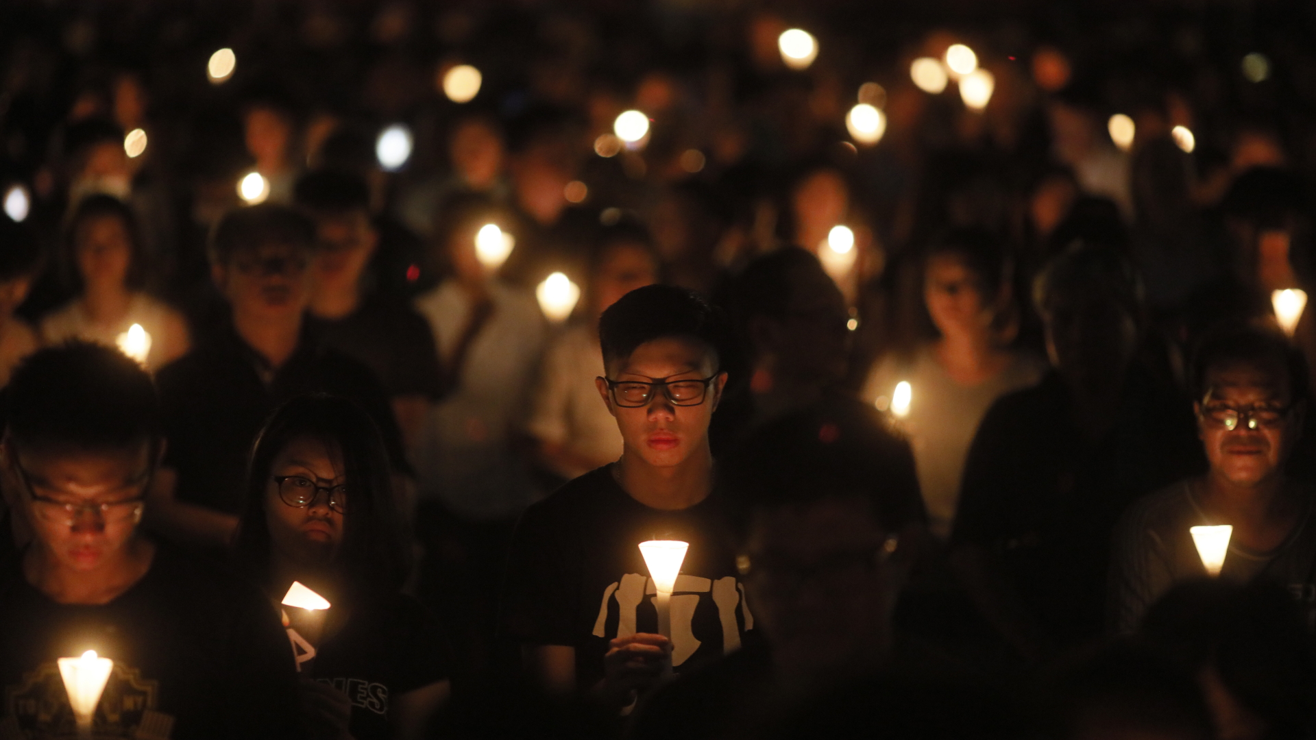 Hongkonger mit Kerzen für die Opfer des Tiananmen-Massakers | dpa