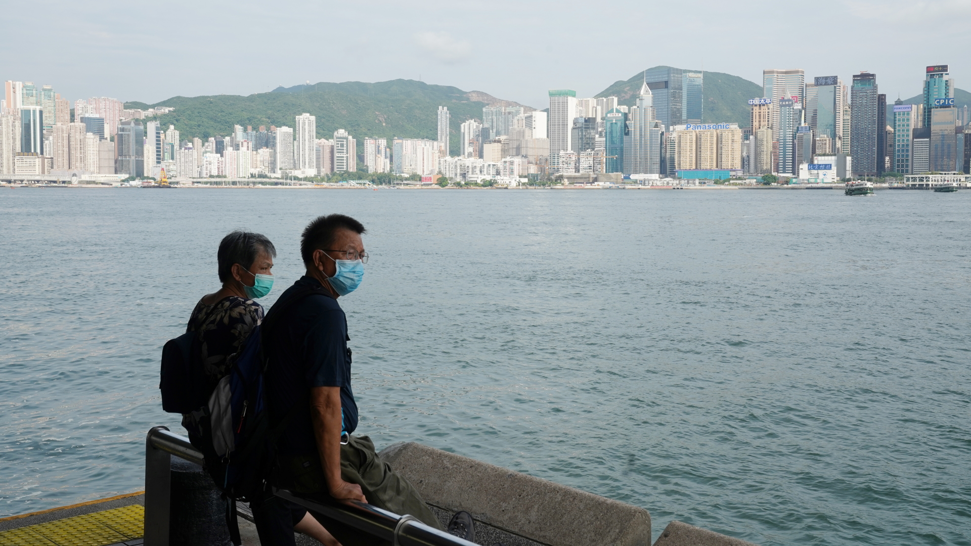 Zwei Menschen schauen auf die Skyline von Hongkong. | REUTERS