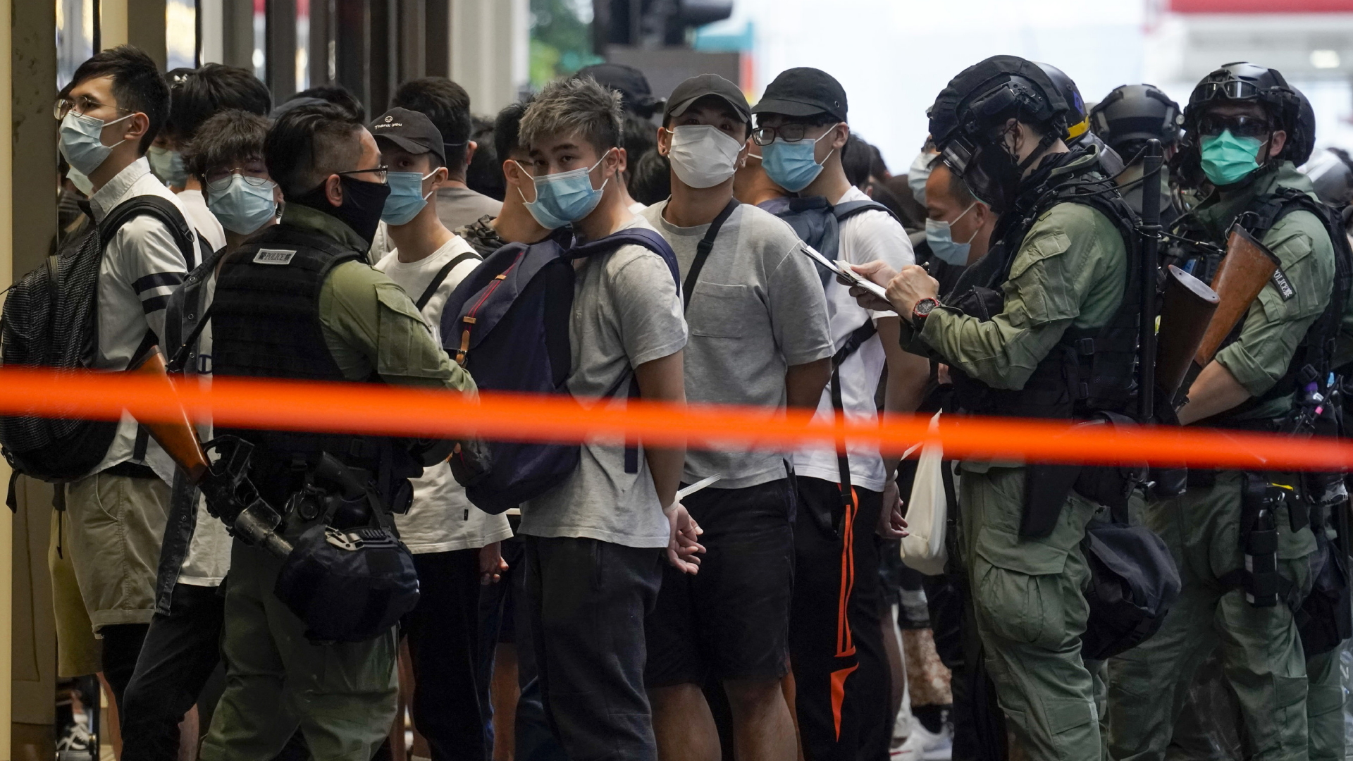 Polizei kesselt Demonstranten in Hongkong ein | AP