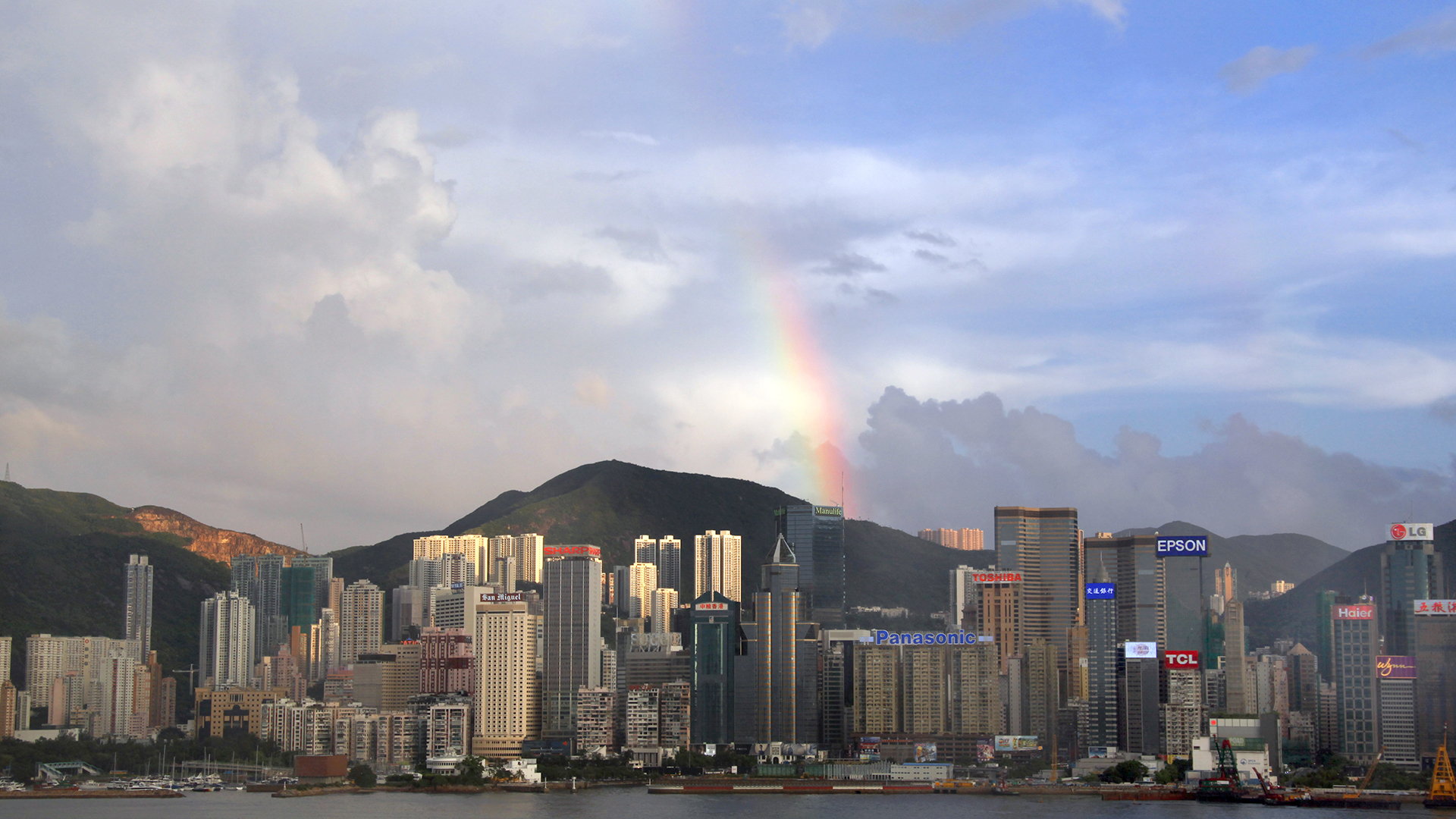 Die Skyline von Hongkong  - dahinter ein Regenbogen | picture alliance / ZB