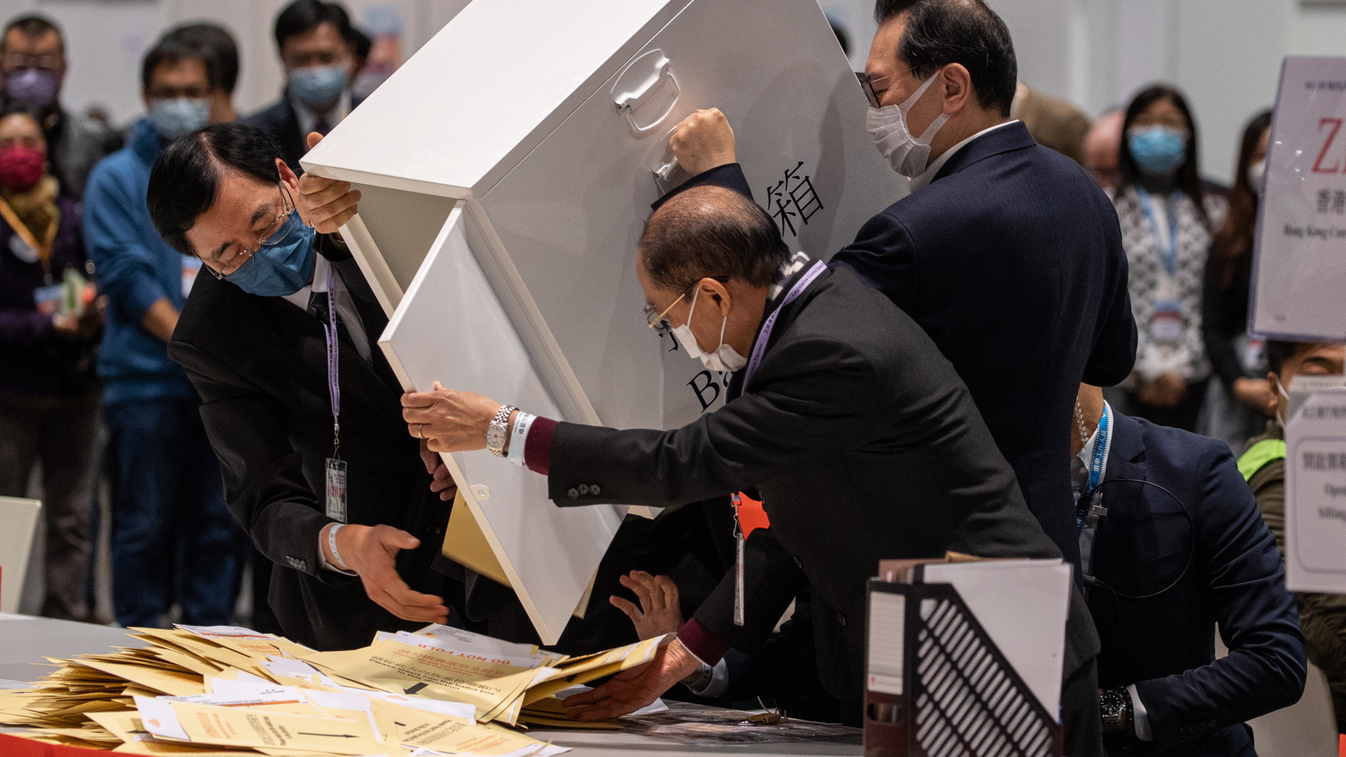 In Hongkong werden nach der Wahl die Urnen geöffnet und die Stimmen gezählt. | EPA