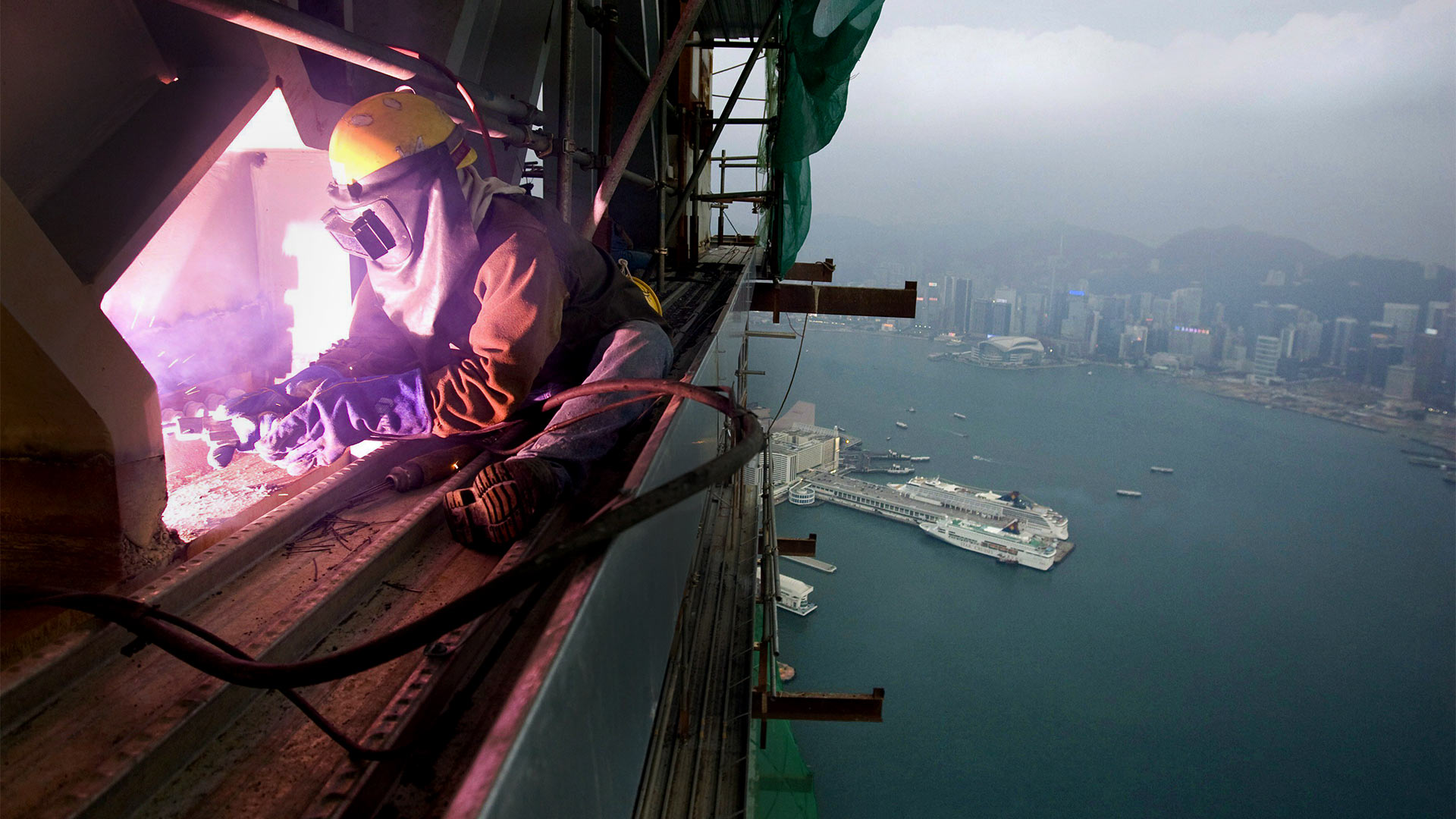 Arbeiter auf einer Baustelle hoch über Hongkong