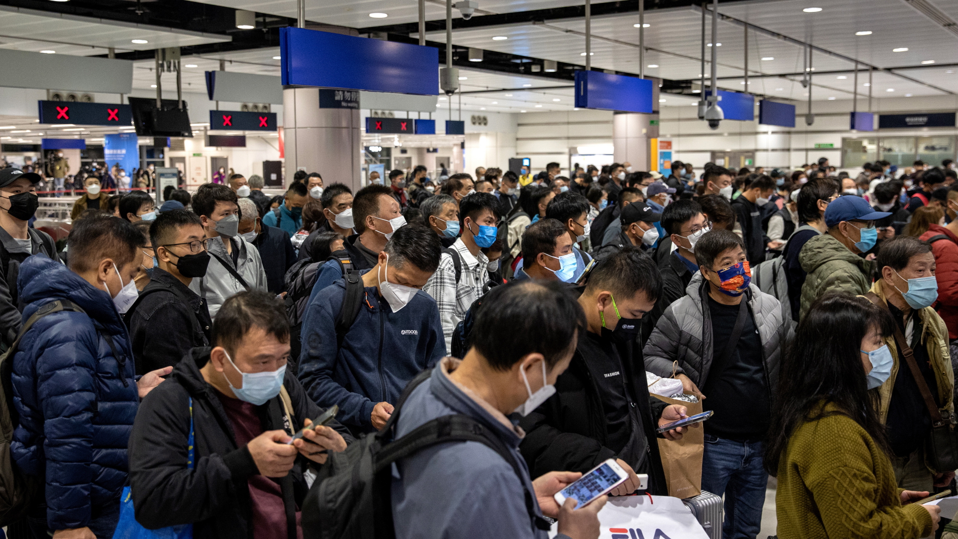 Reisende warten darauf, dass die Schalter der Einwanderungsbehörde in Hongkong geöffnet werden. | EPA