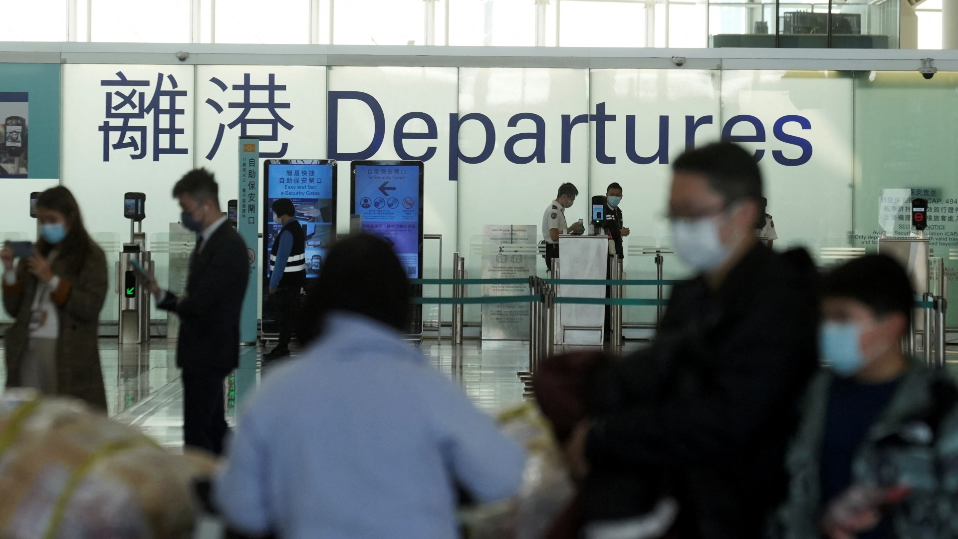 Menschen mit Schutzmasken am Internationalen Flughafen in Hongkong. | REUTERS