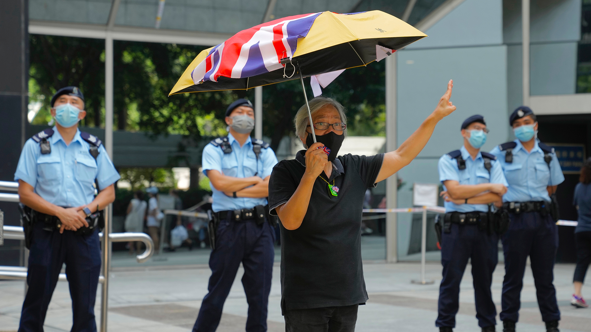Ein pro-demokratischer Aktivist protestiert vor einem Gericht in Hongkong. | dpa
