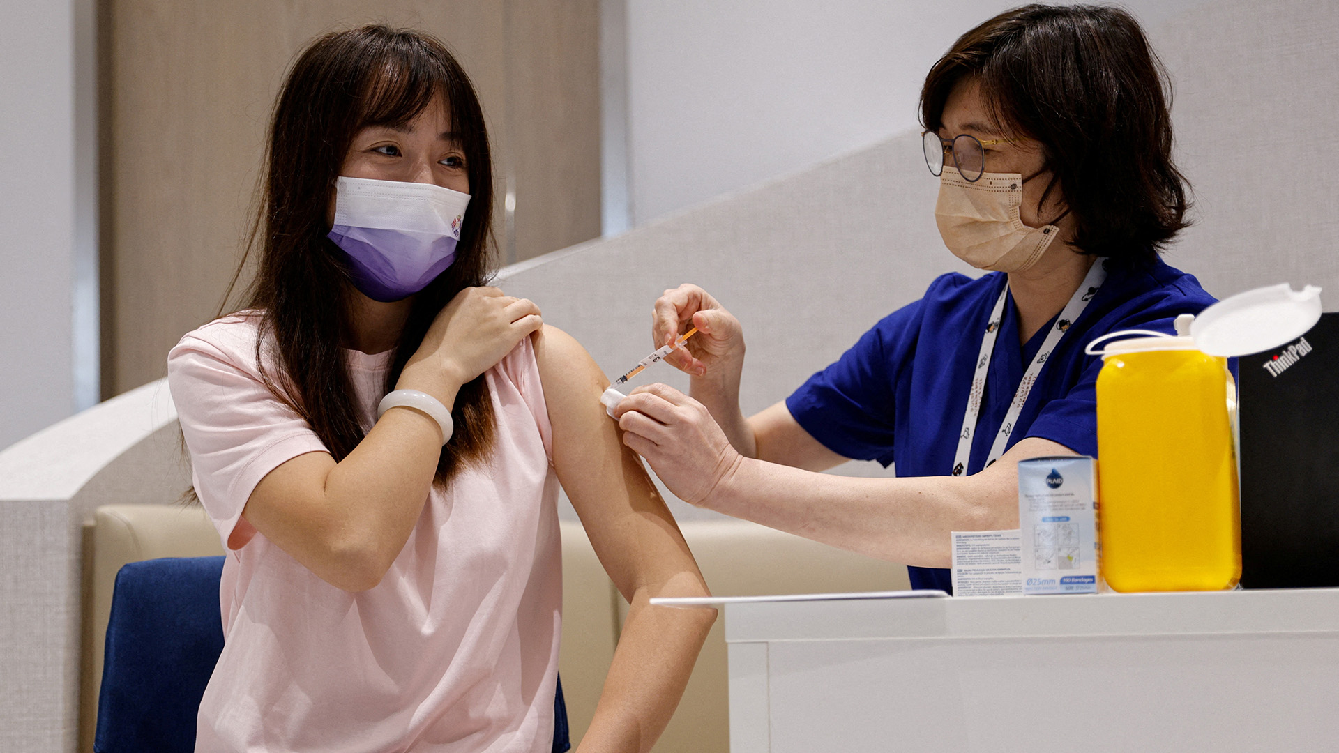Eine Frau erhält in einer Privatklinik in Hongkong eine Dosis des BioNTech-Impfstoffs gegen das Coronavirus. | REUTERS