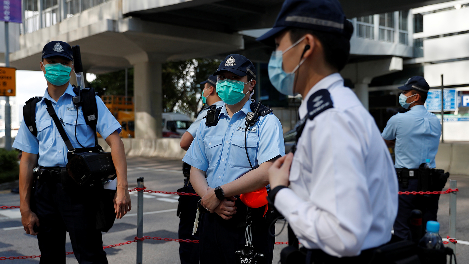 Polizisten stehen vor einem Gebäude in Hongkong | Bildquelle: REUTERS