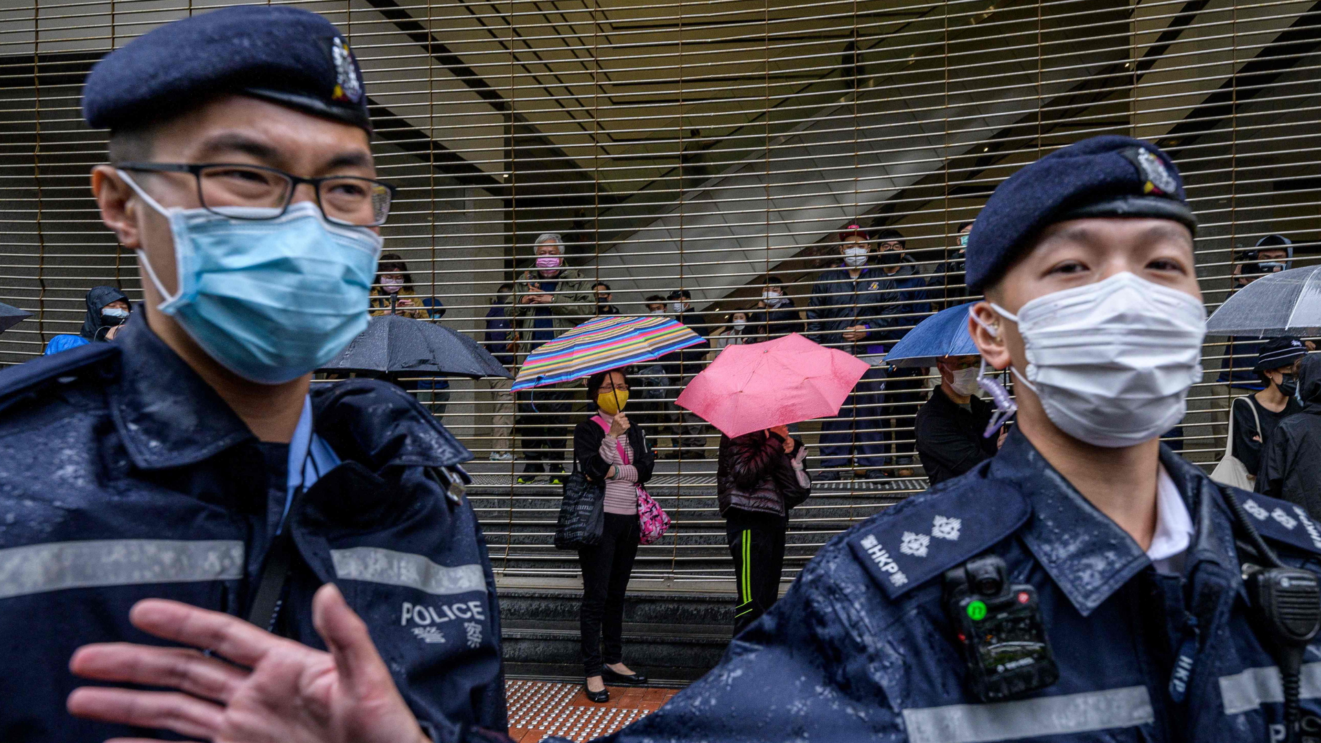 Polizisten in Hongkong vor einem Gerichtsgebäude, in dem im März 2021 mehreren Regierungskritikern der Prozess gemacht wird. | AFP