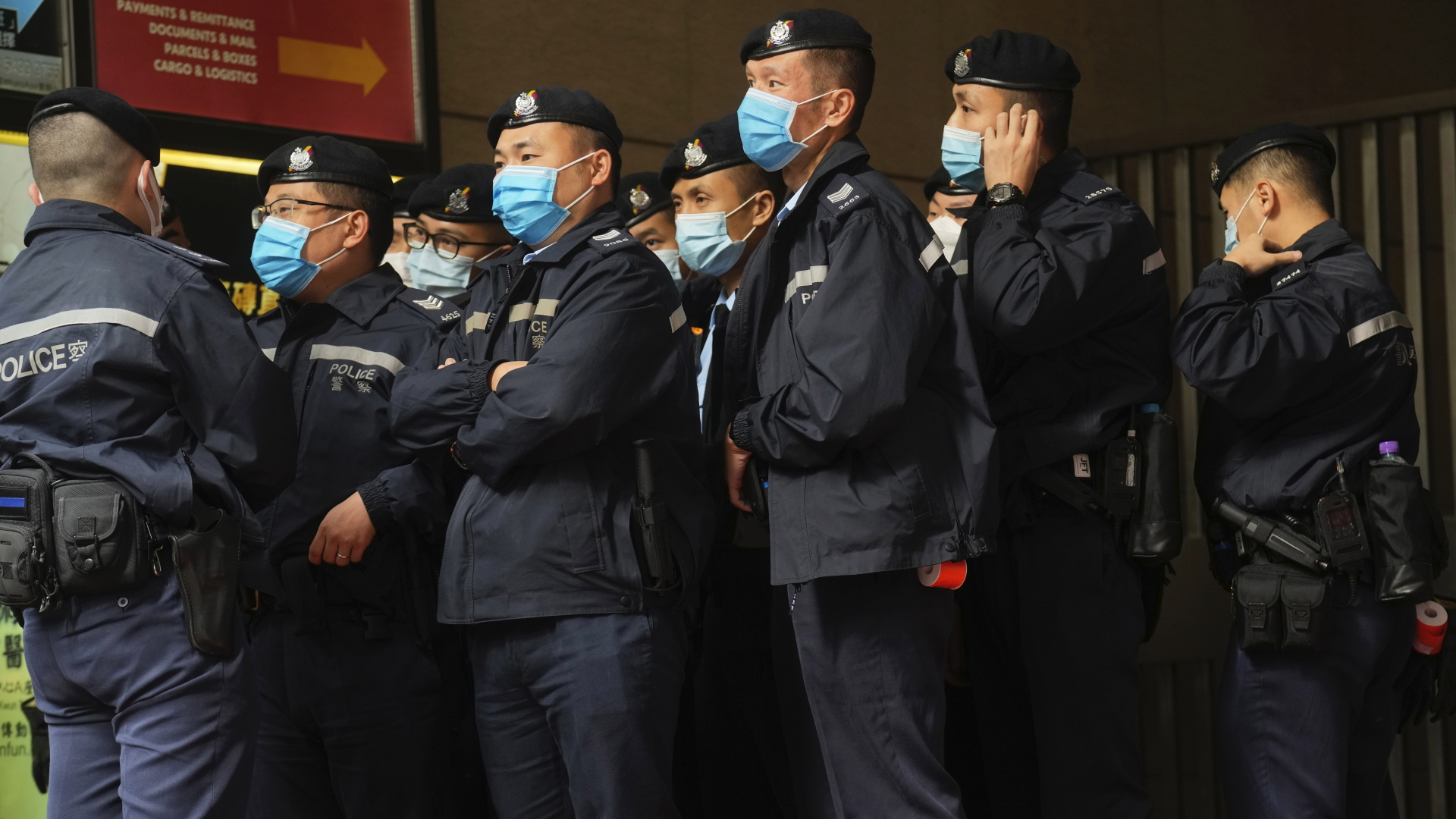 Polizisten bewachen das Gebäude des Online-Magazins "Stand News" in Hongkong. | dpa