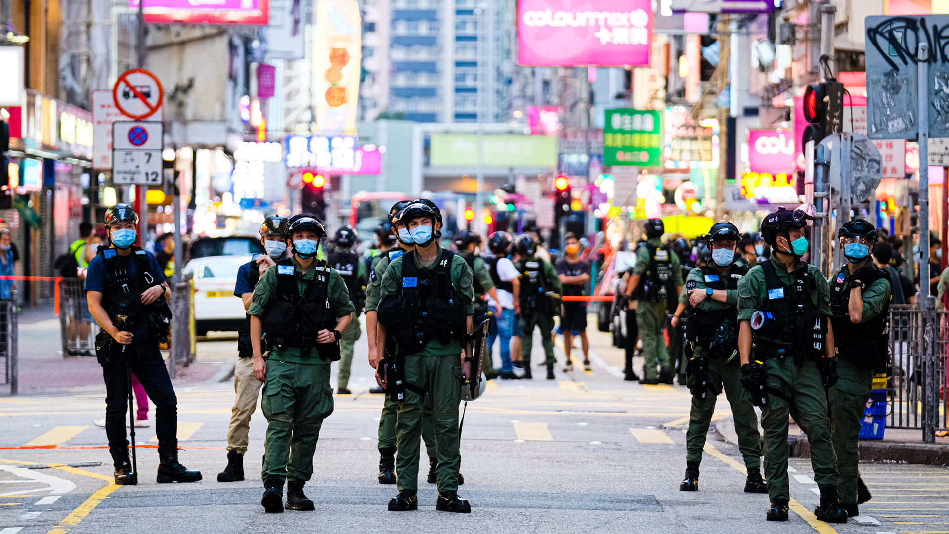 Bereitschaftspolizisten stehen am Rande einer Demonstration gegen das neue chinesische Sicherheitsgesetz und für freie Wahlen in Hongkong | dpa