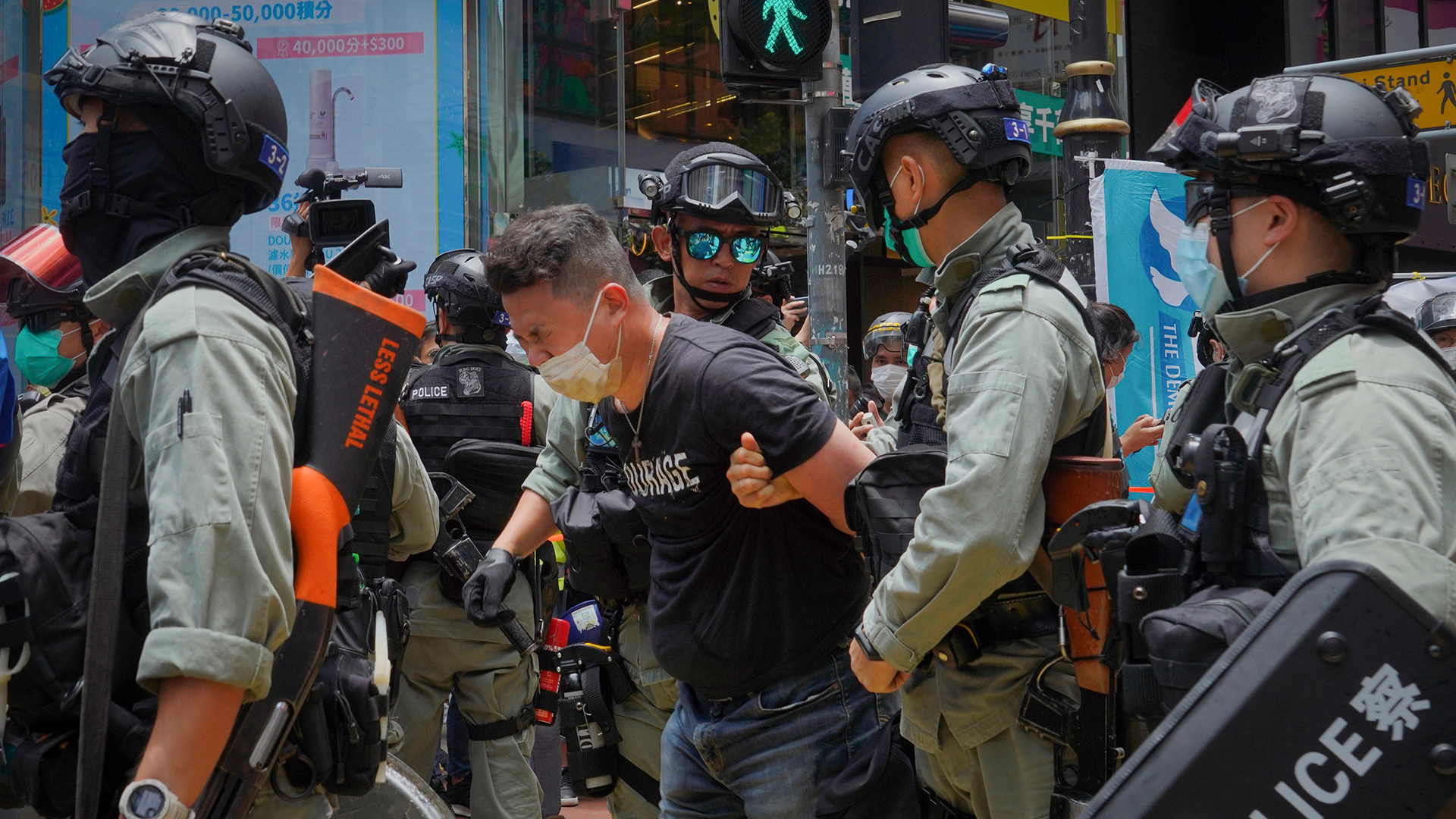 Polizisten nehmen einen Demonstranten in Hongkong fest | AP
