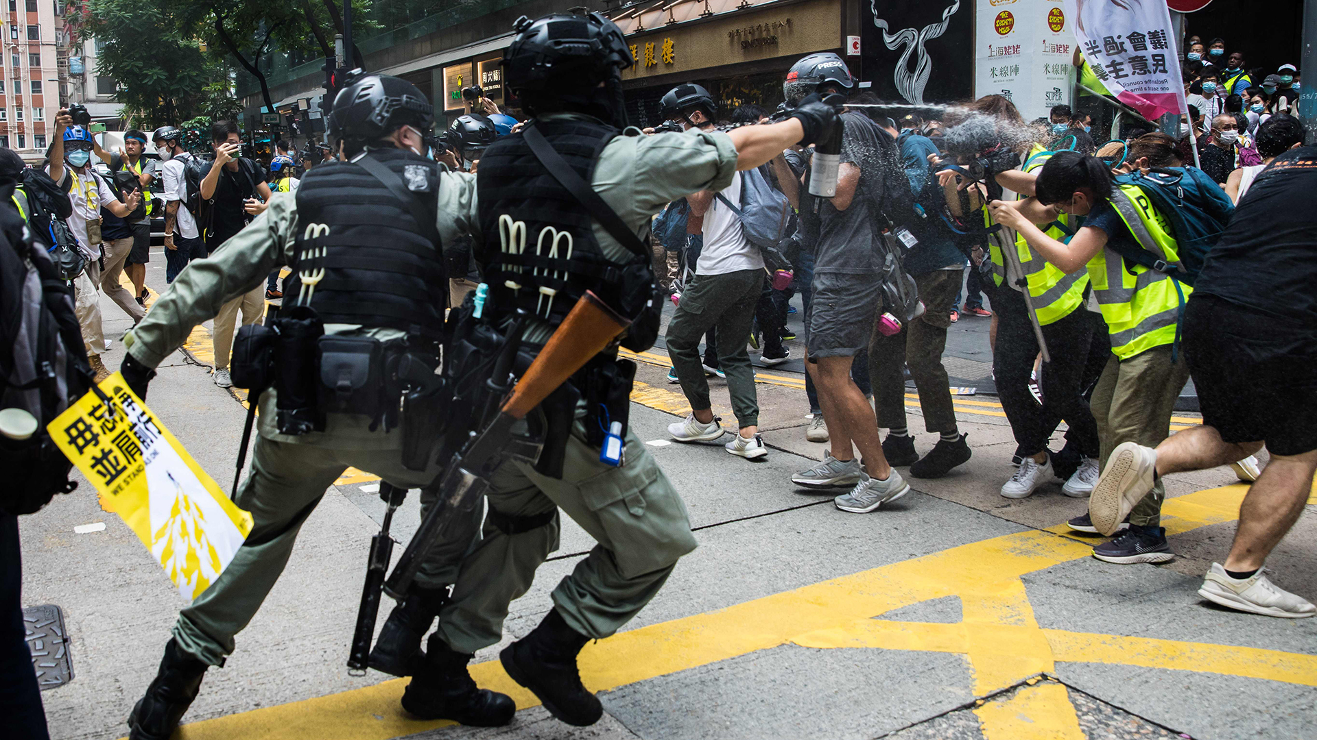 Polizisten besprühen Demonstranten in Hongkong mit Pfefferspray