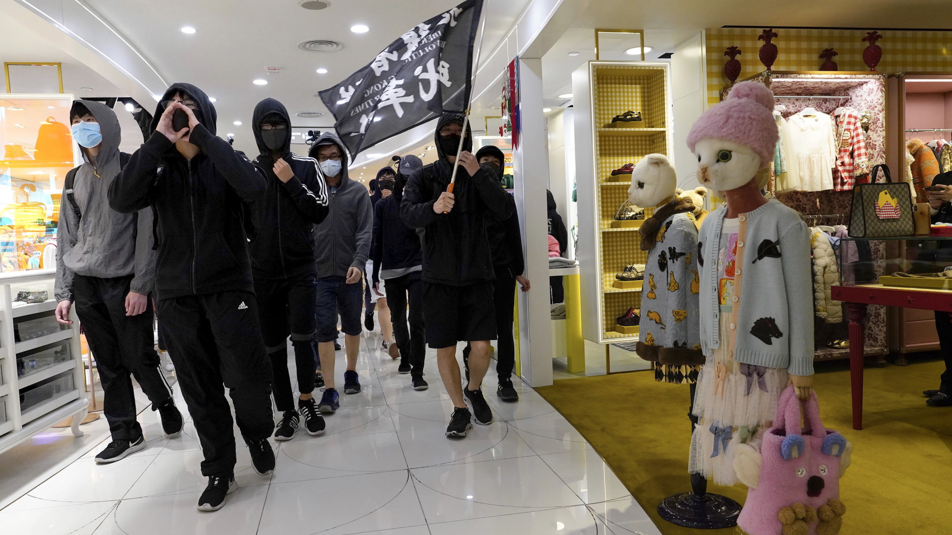 Protestierende in einer Shoppingmall in Hongkong | AP