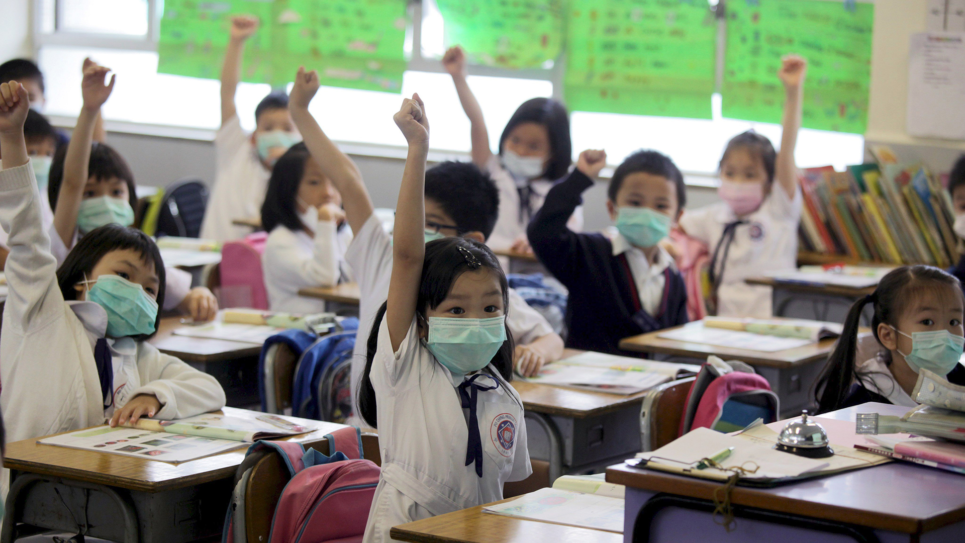 Schüler nehmen am Unterricht an einer Grundschule in Hongkong teil. | picture-alliance/ dpa