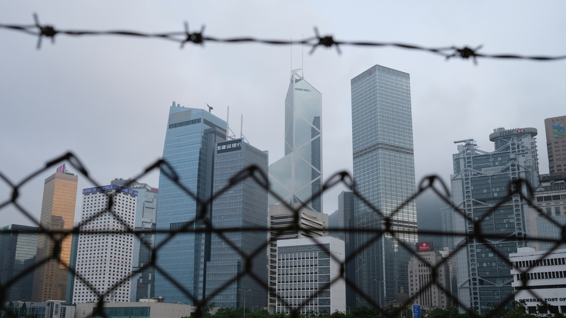 Die Skyline von Hongkong, durch einen Zaun mit Stacheldraht hindurch betrachtet | Bildquelle: REUTERS