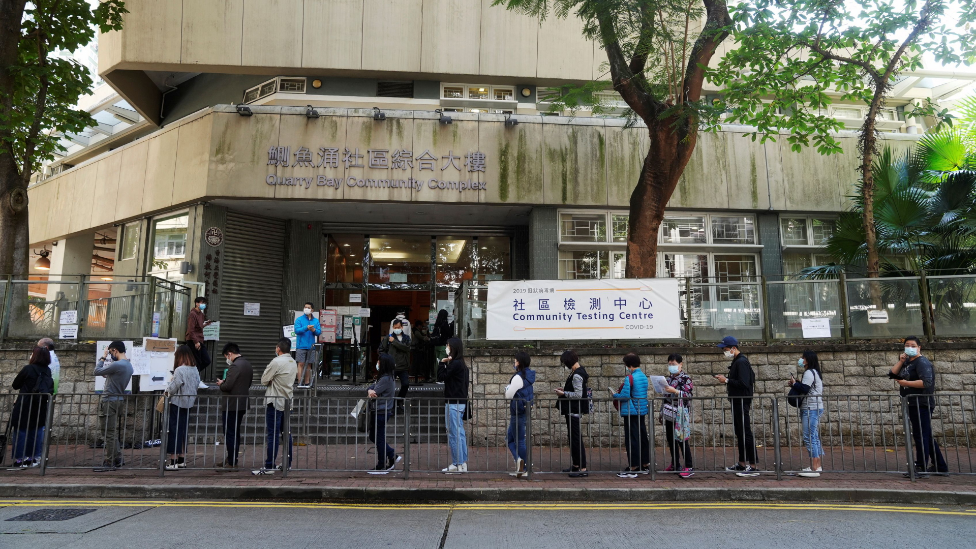 Menschen stehen nach dem Ausbruch in Hongkong in einem kommunalen Testzentrum an. | REUTERS