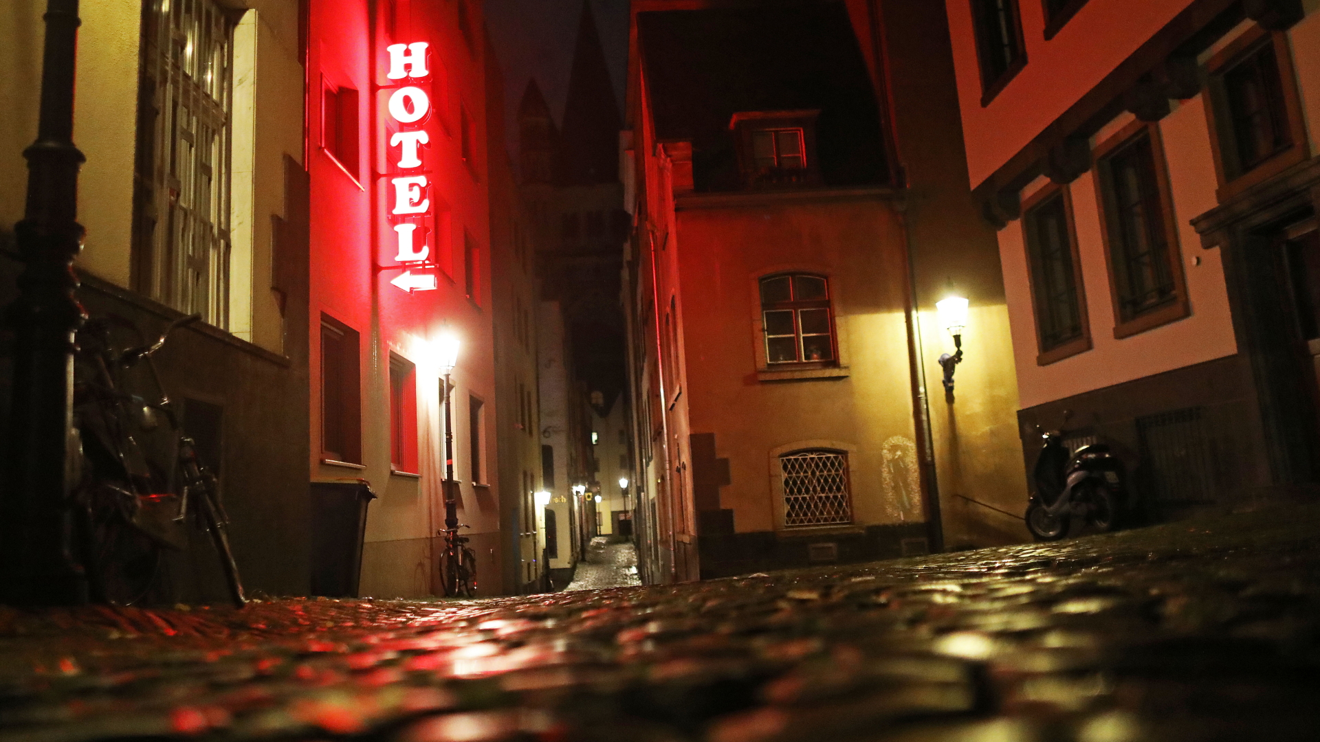 Leuchtreklame eines Hotels in Köln | Bildquelle: dpa