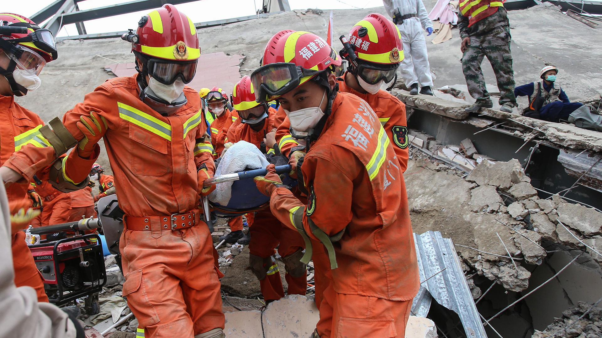 Rettungskräfte bergen einen Verletzten | AFP