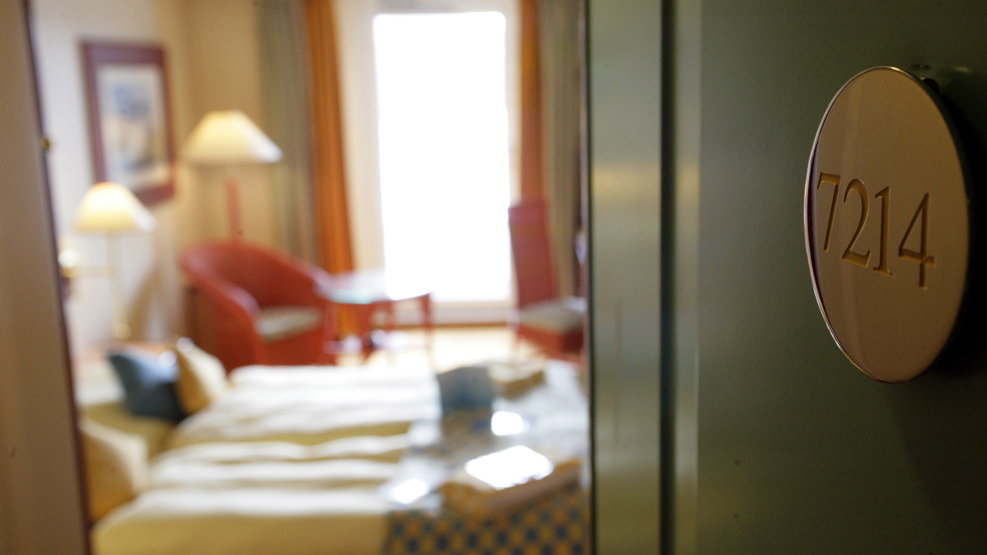 Durch eine offene Tür kann man in ein Hotelzimmer blicken. | picture alliance / dpa