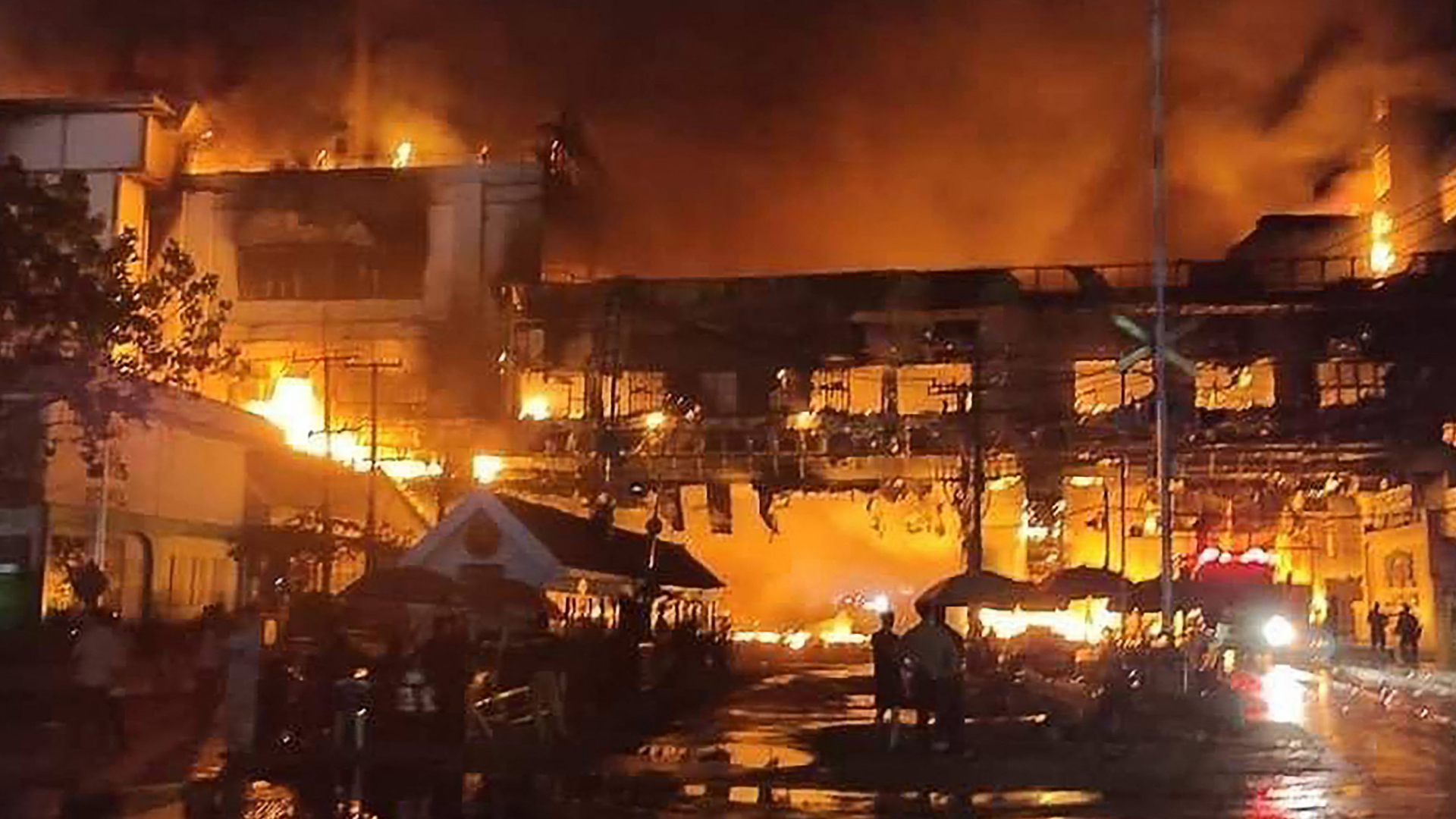 Die Feuerwehr ist in der Grenzstadt Poipet in Kambodscha nach einem Brand im "Grand Diamond City Hotel" im Einsatz. | AFP