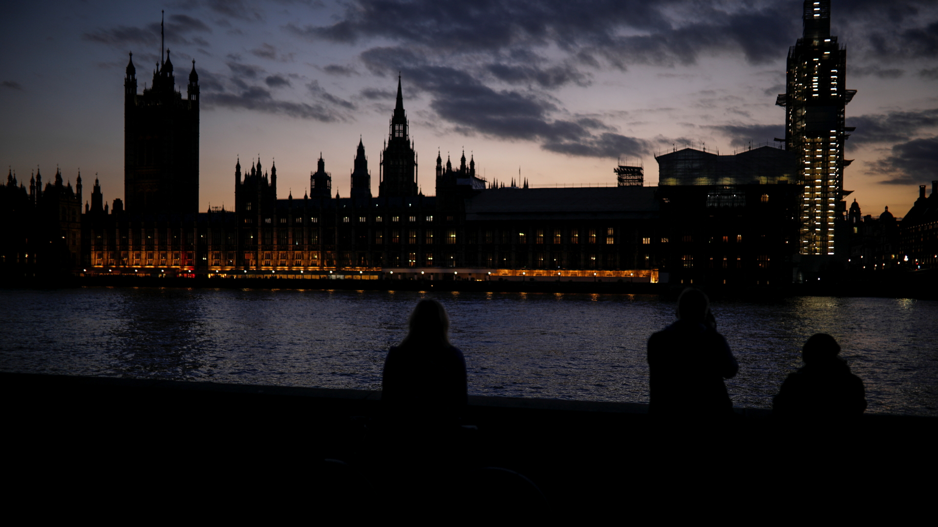 Abenddämmerung an der Themse mit Blick auf das britische Parlament | REUTERS