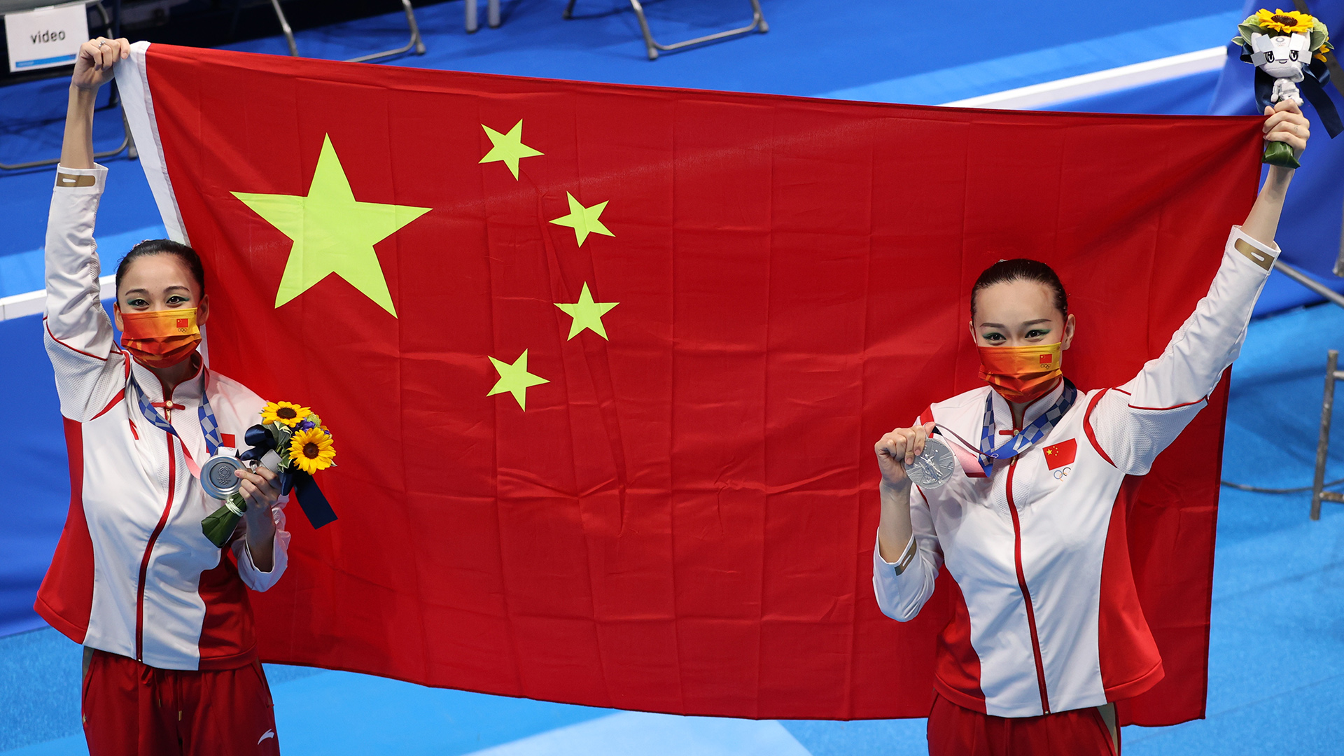 Die Silbermedaillengewinner Huang Xuechen und Sun Wenyan aus China posieren mit ihren Medaillen. | REUTERS