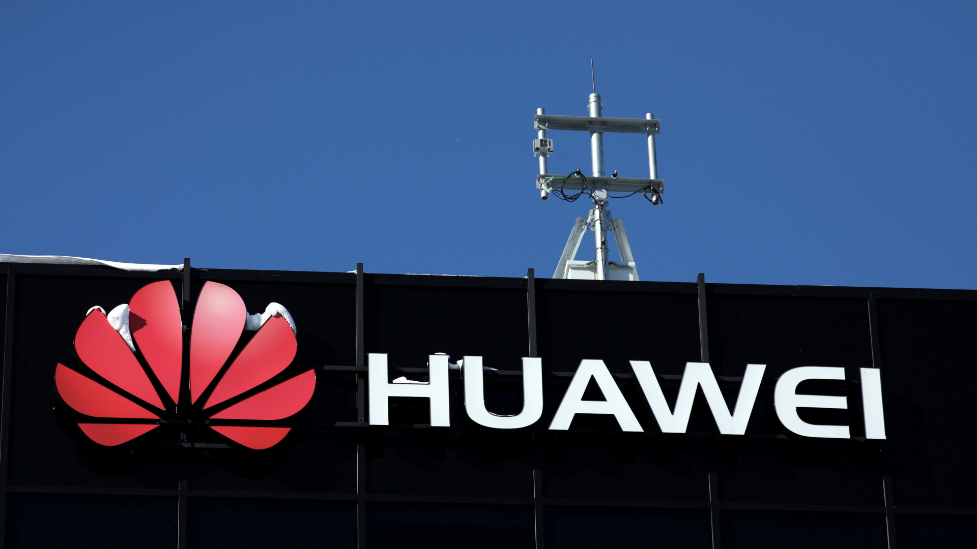 Huawei-Logo auf Gebäude vor blauem Himmel