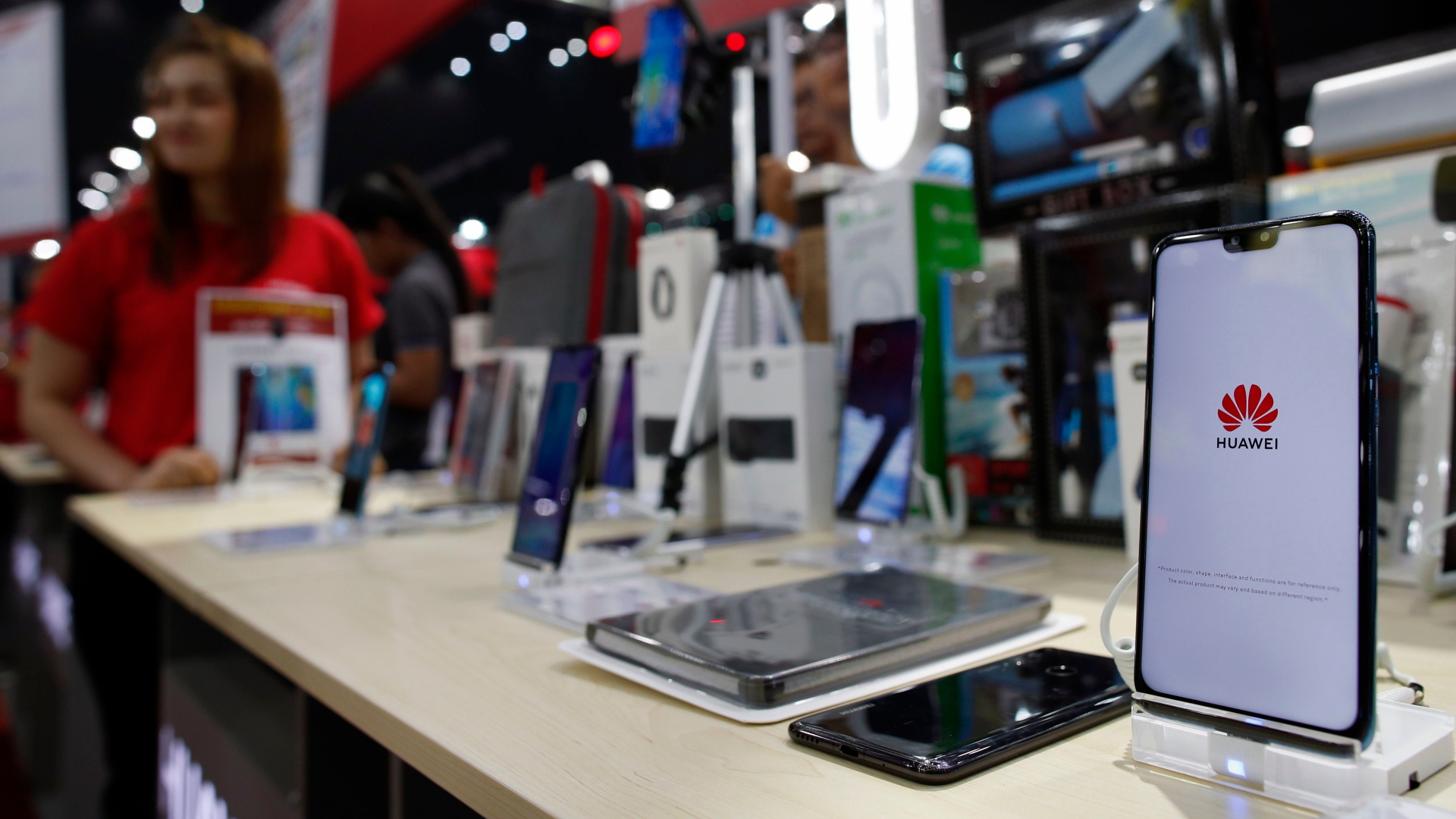 Ein Tablet in einem Handy-Store zeigt das Huawei-Logo. | RUNGROJ YONGRIT/EPA-EFE/REX