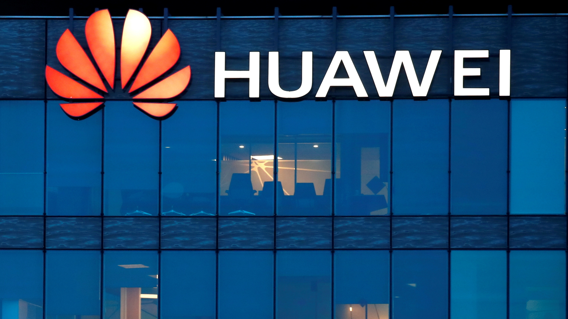 Logo des Konzerns Huawei auf der Glasfassade eines Gebäudes | REUTERS