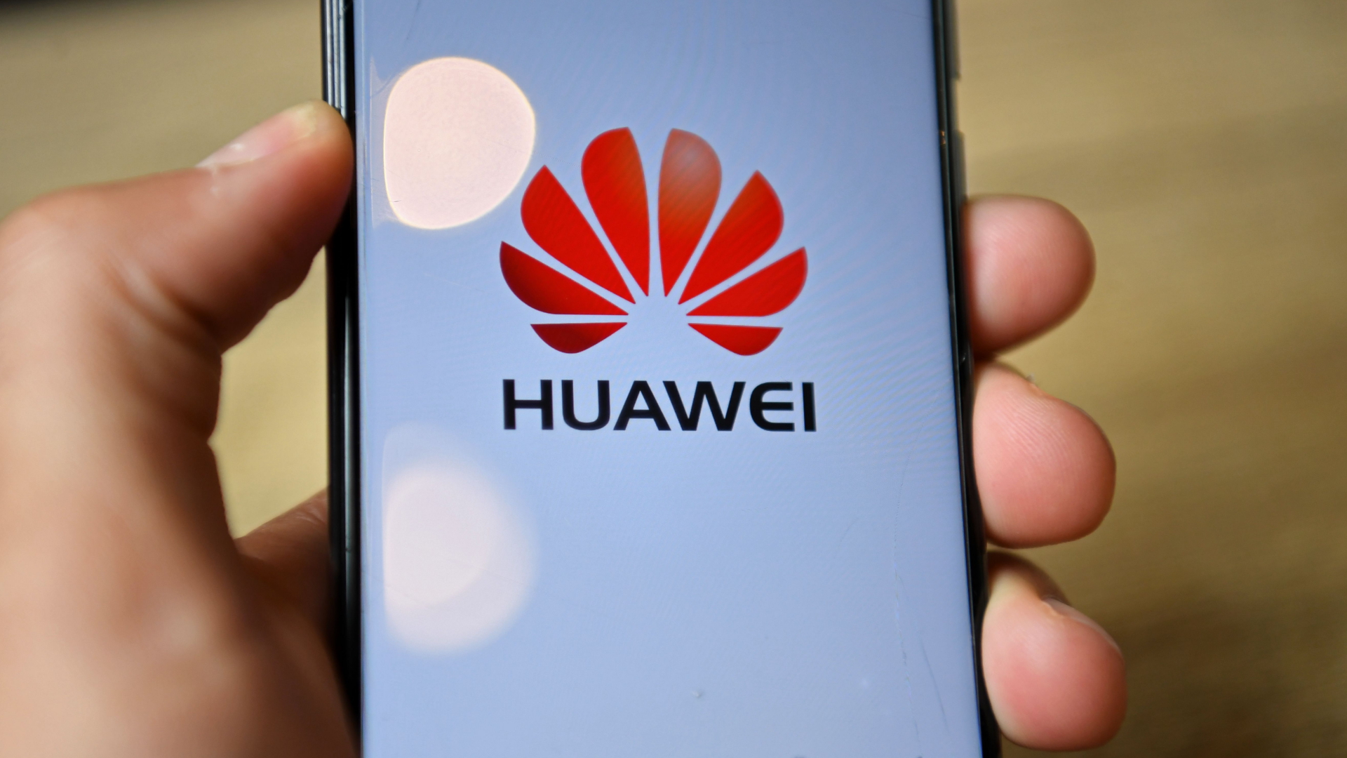 Logo des Konzerns Huawei auf einem Smartphone | AFP