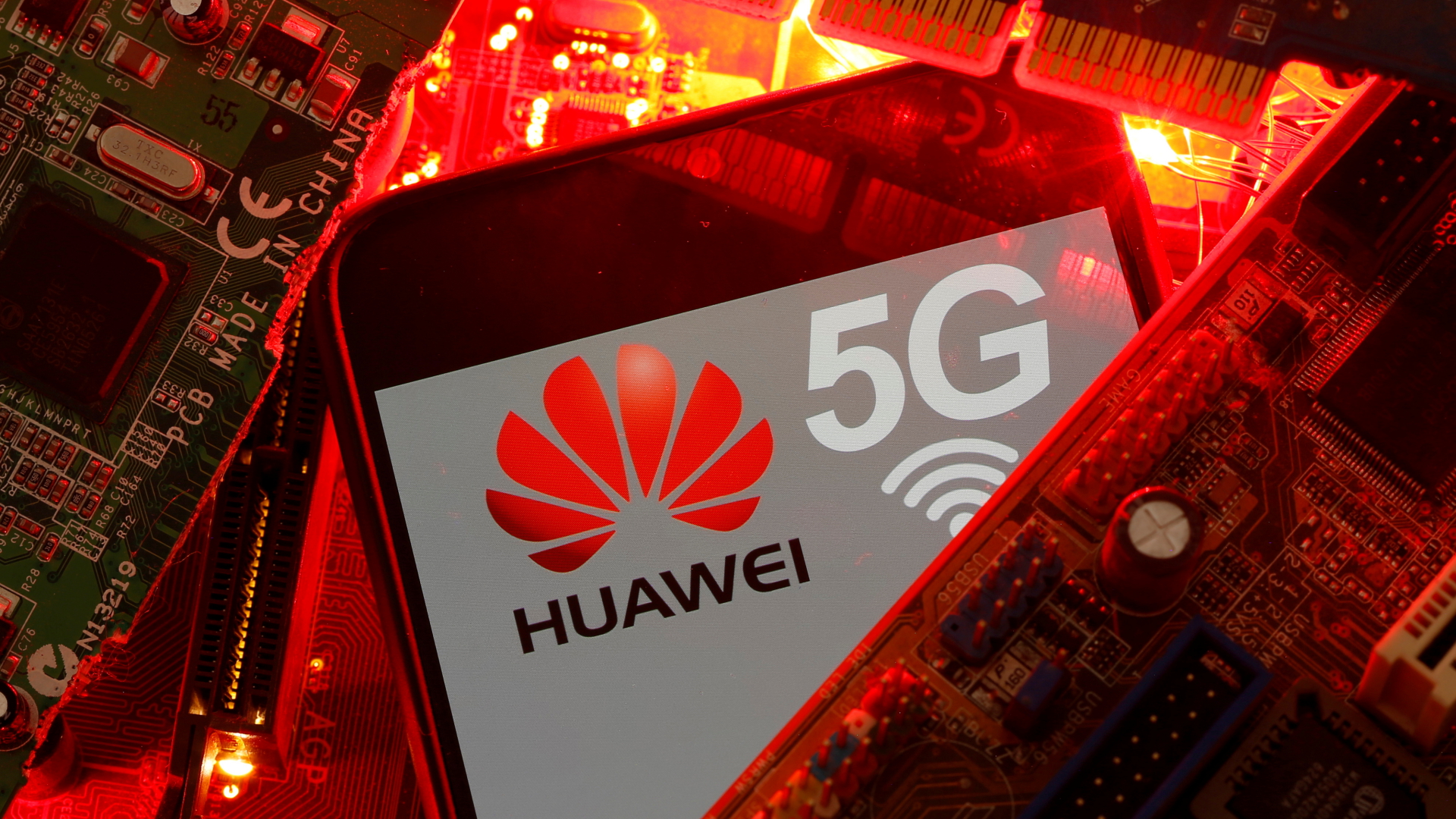 Logo des Konzerns Huawei auf einem Smartphone, das auf einem PC-Motherboard liegt | REUTERS