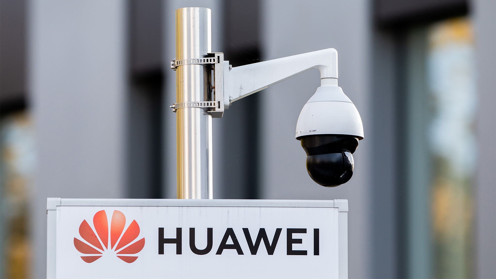 Huawei-Logo unter einer Überwachungskamera | picture alliance/dpa