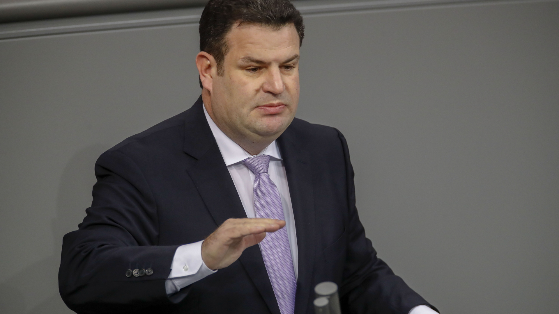 Arbeitsminister Hubertus Heil spricht im Bundestag. | AFP