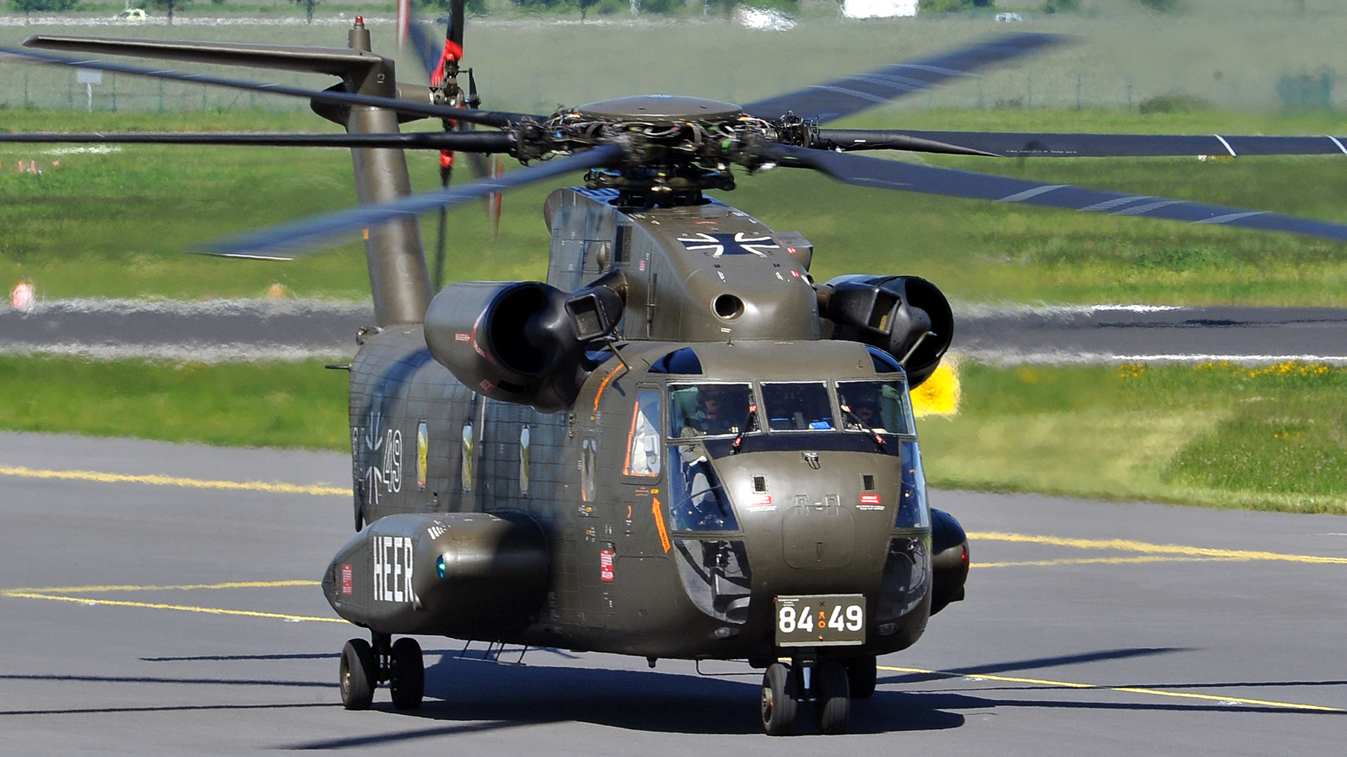 EIn Bundeswehrhubschrauber vom Typ Sikorsky CH 53G. | dpa