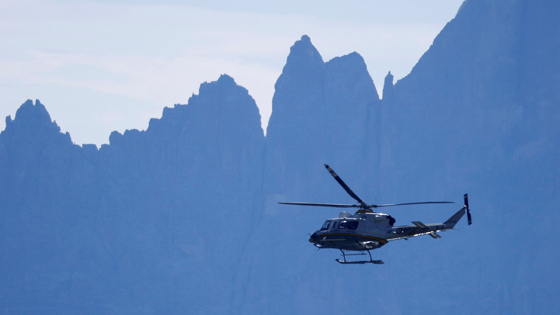 Rettungshubschrauber vor den Bergen der Dolomiten. | REUTERS
