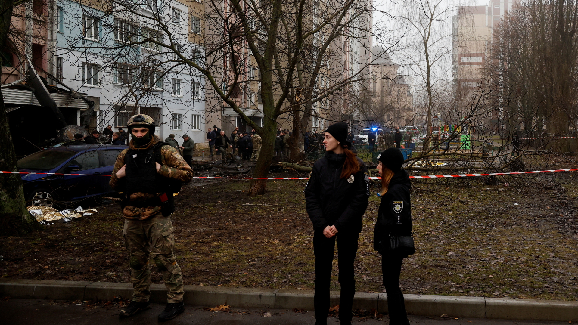 Polizeibeamte stehen an der Stelle, wo ein Hubschrauber in einem Wohngebiet der ukrainischen Stadt Browary abgestürzt ist. | REUTERS