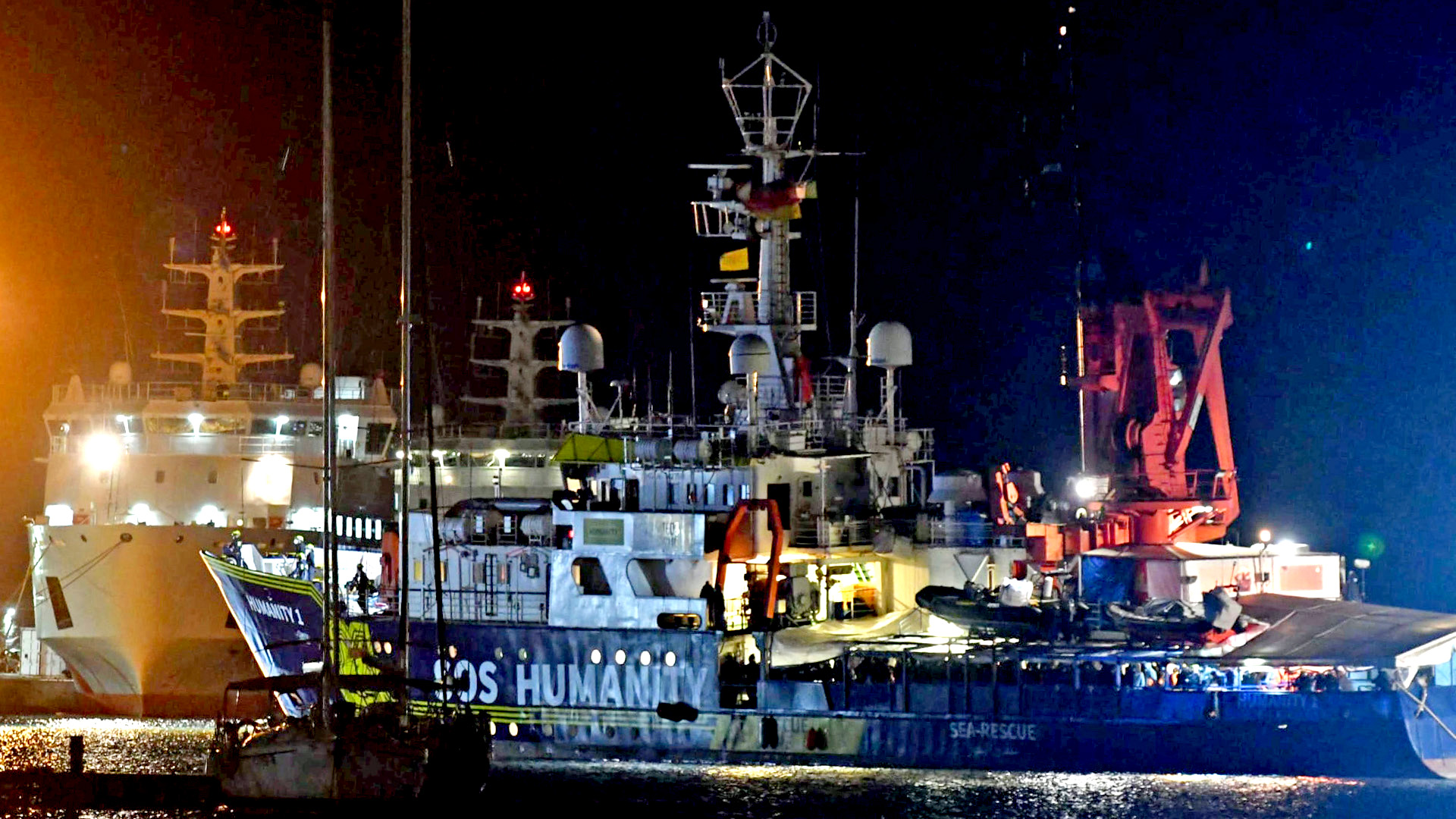 Das Rettungsschiff Humanity 1 liegt nach der nächtlichen Ankunft im Hafen von Catania | EPA