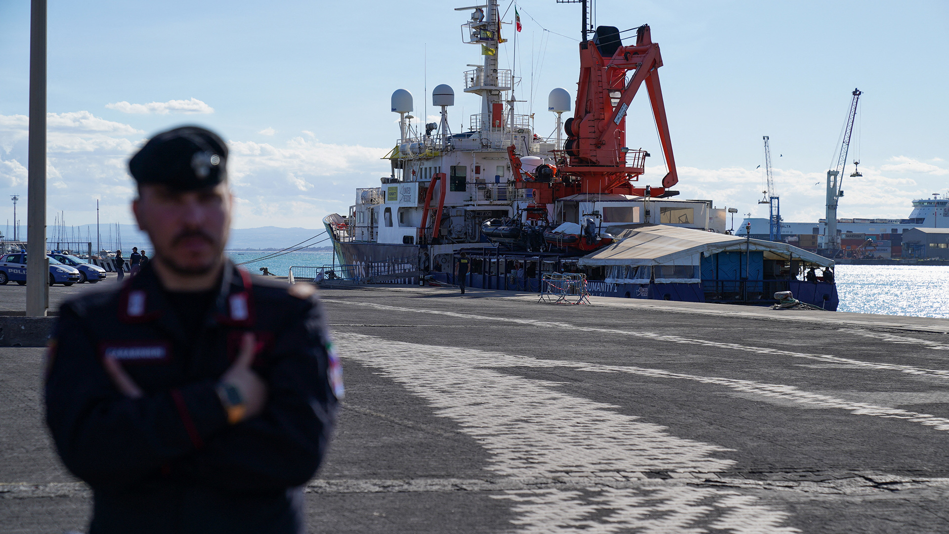 Das Rettungsschiff "Humanity 1" liegt in Catania, Italien. | REUTERS