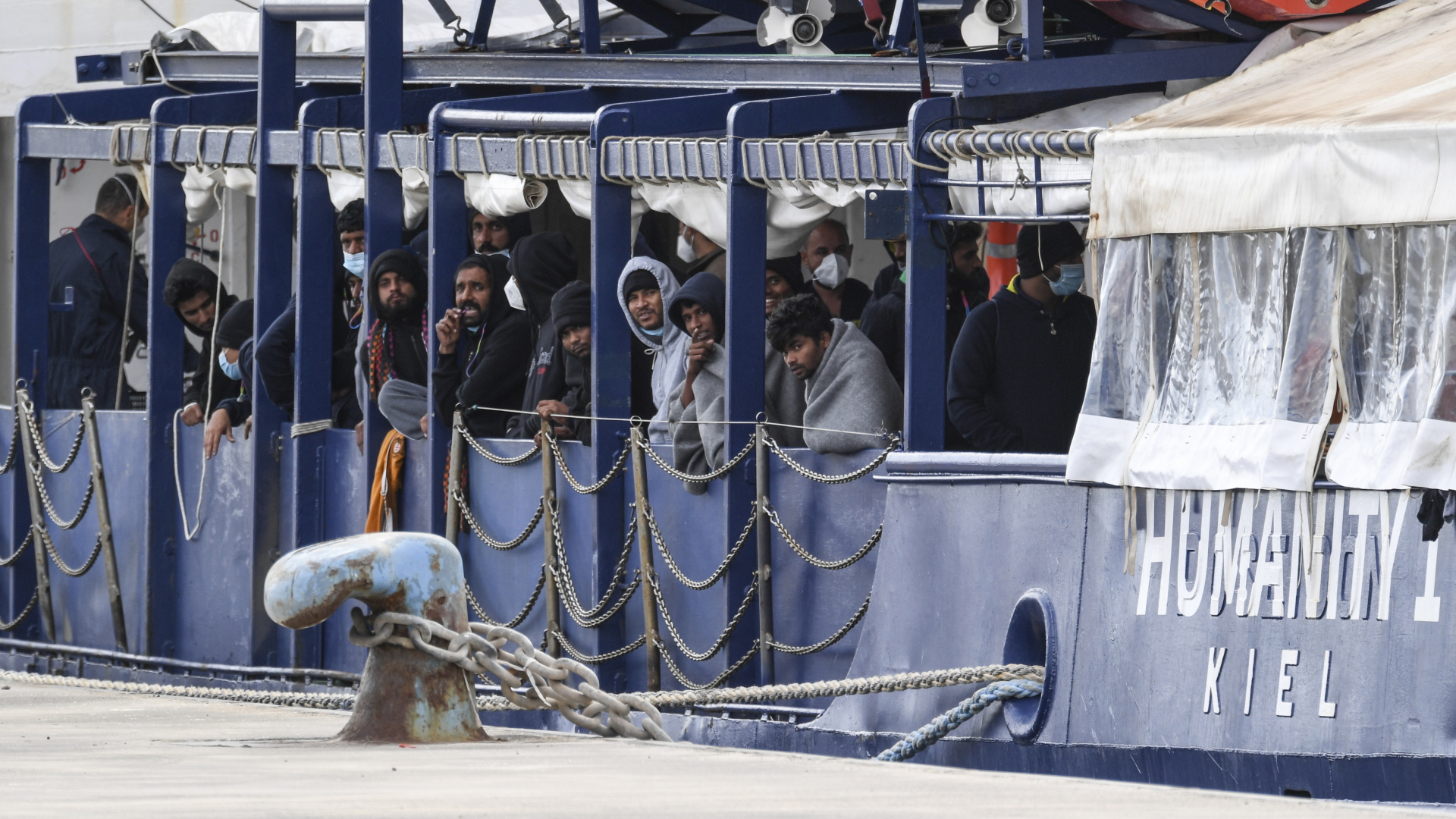Migranten stehen an Deck der "Humanity 1" im Hafen von Catania (Archivbild)