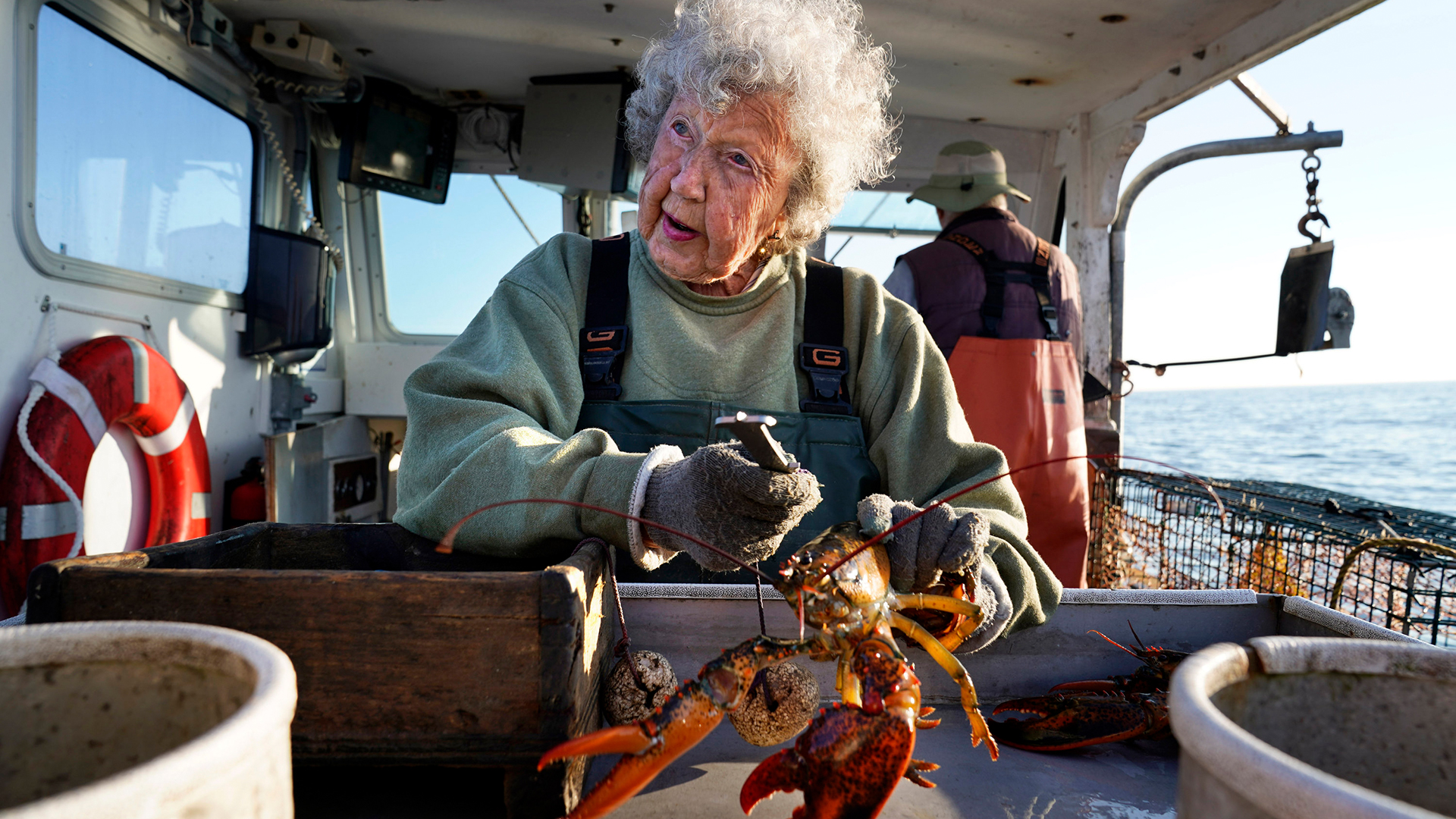 Virginia Oliver misst und bindet Hummer auf einem Boot vor Spruce Head, Maine an der amerikanischen Ostseeküste. | AP