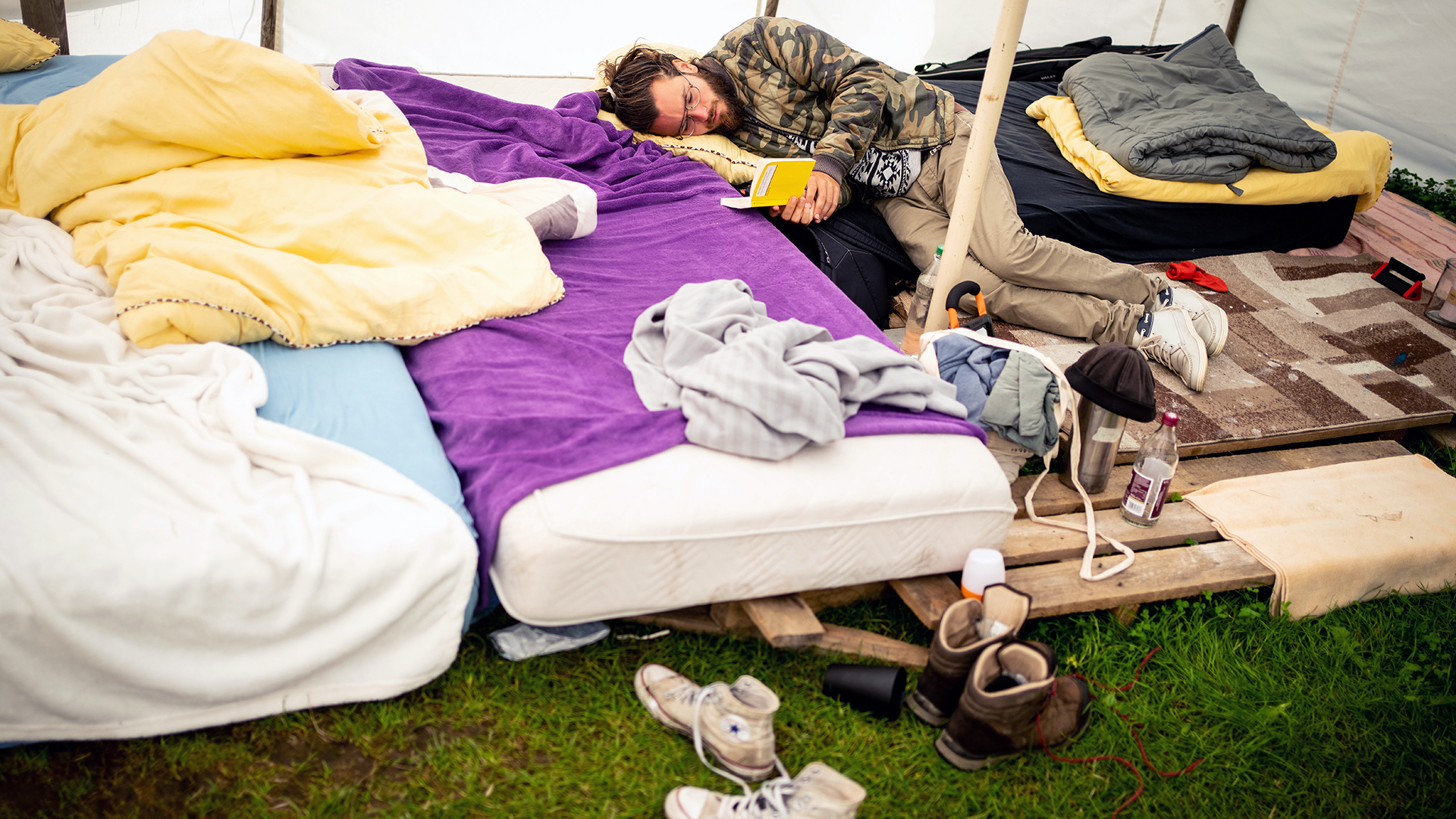 Jakob liegt auf einem Matratzenlager in einem Zelt eines Protestcamps. | dpa